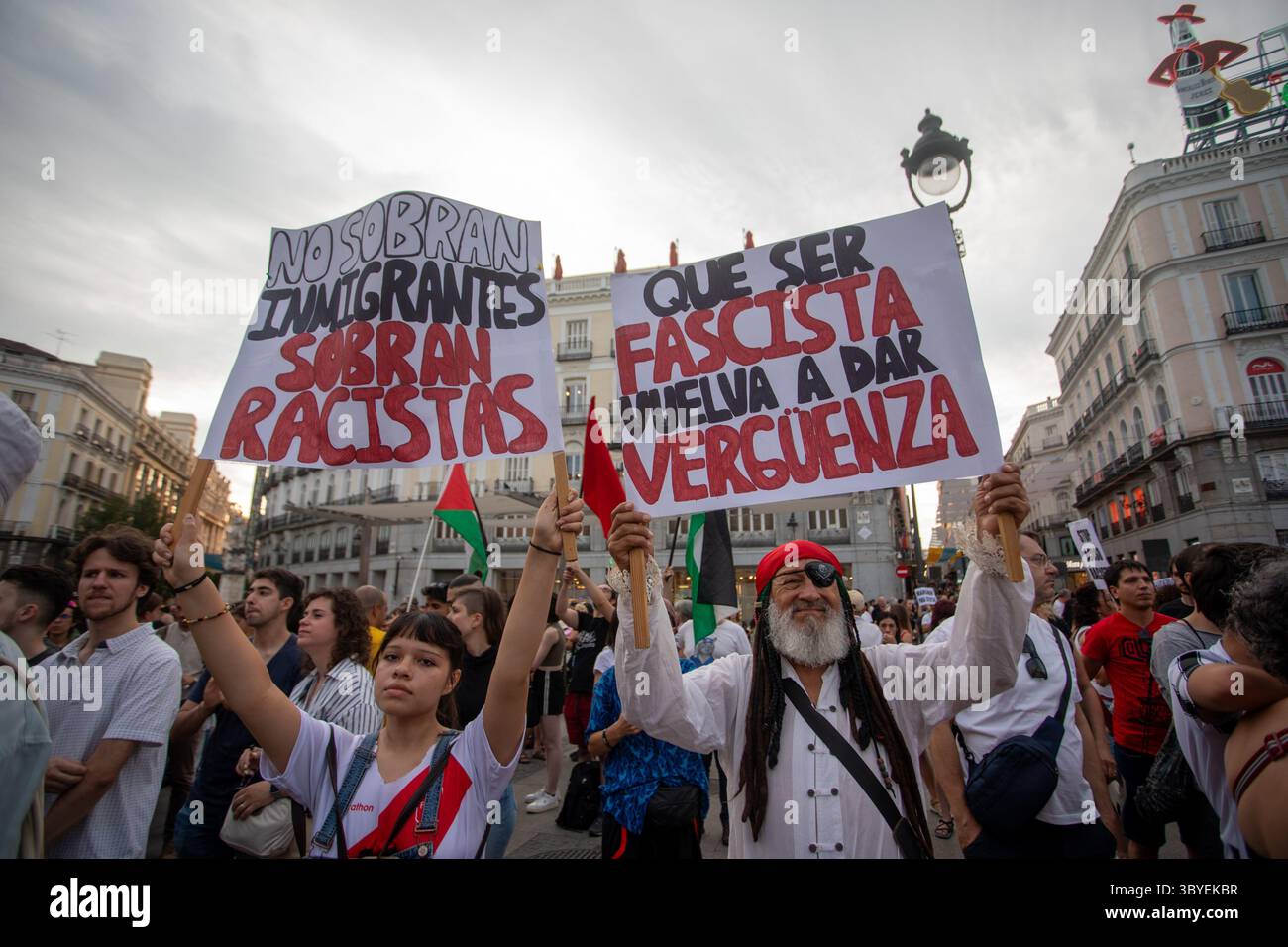Madrid, Spanien. Juli 2025. Demonstration gegen Fremdenfeindlichkeit in Madrid. Mehrere antirassistische Organisationen organisierten die Kundgebung unter dem Motto „gegen rassistischen Terrorismus, antirassistische Gemeinschaft“, um ihre Ablehnung der anhaltenden Verfolgung von Migranten in der Gemeinde Murcia in Torre Pacheco zu demonstrieren. Quelle: D. Canales Carvajal/Alamy Live News Stockfoto