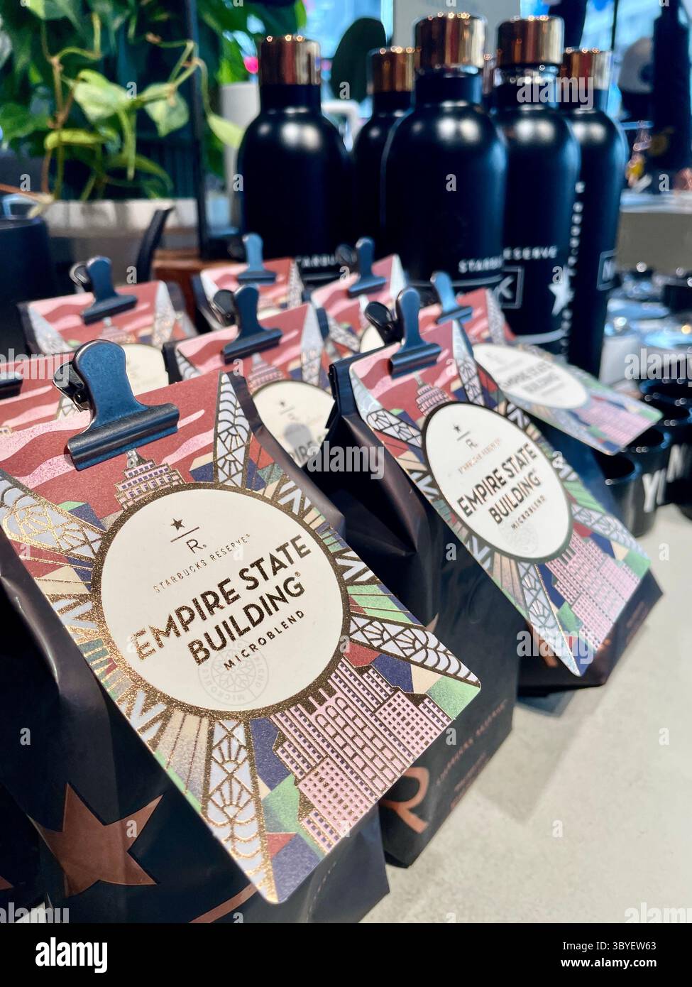 Starbucks Reserve ist ein dreistöckiges Kaffeehaus/Restaurant/Souvenirladen im Empire State Building, 2025, New York City, USA - Smartphone-aufgenommenes Stockfoto