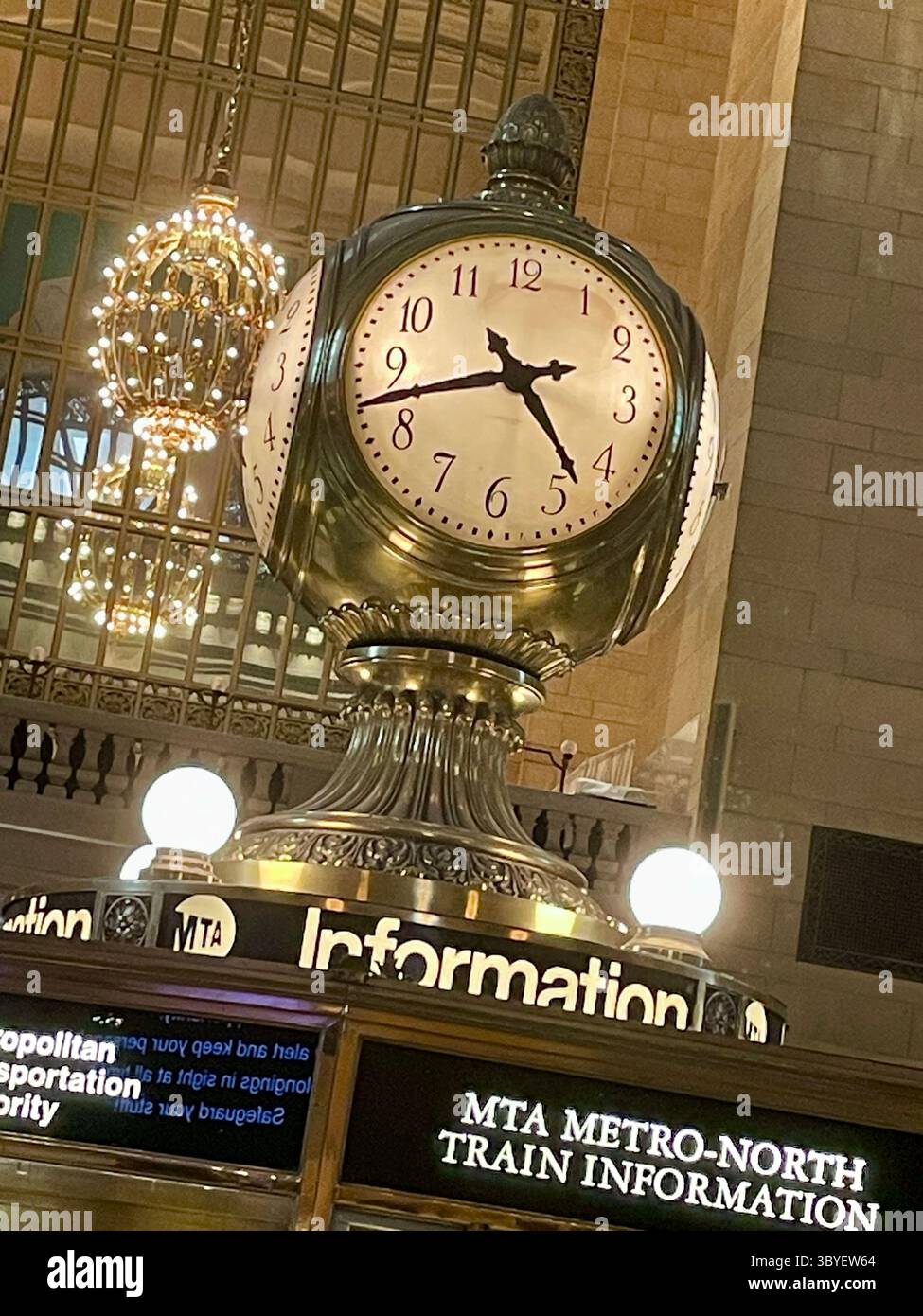 Der Informationskiosk in der Haupthalle des Grand Central wird von der berühmten Uhr 2025 in New York City, USA, gekrönt - Smartphone-aufgenommenes Stockfoto