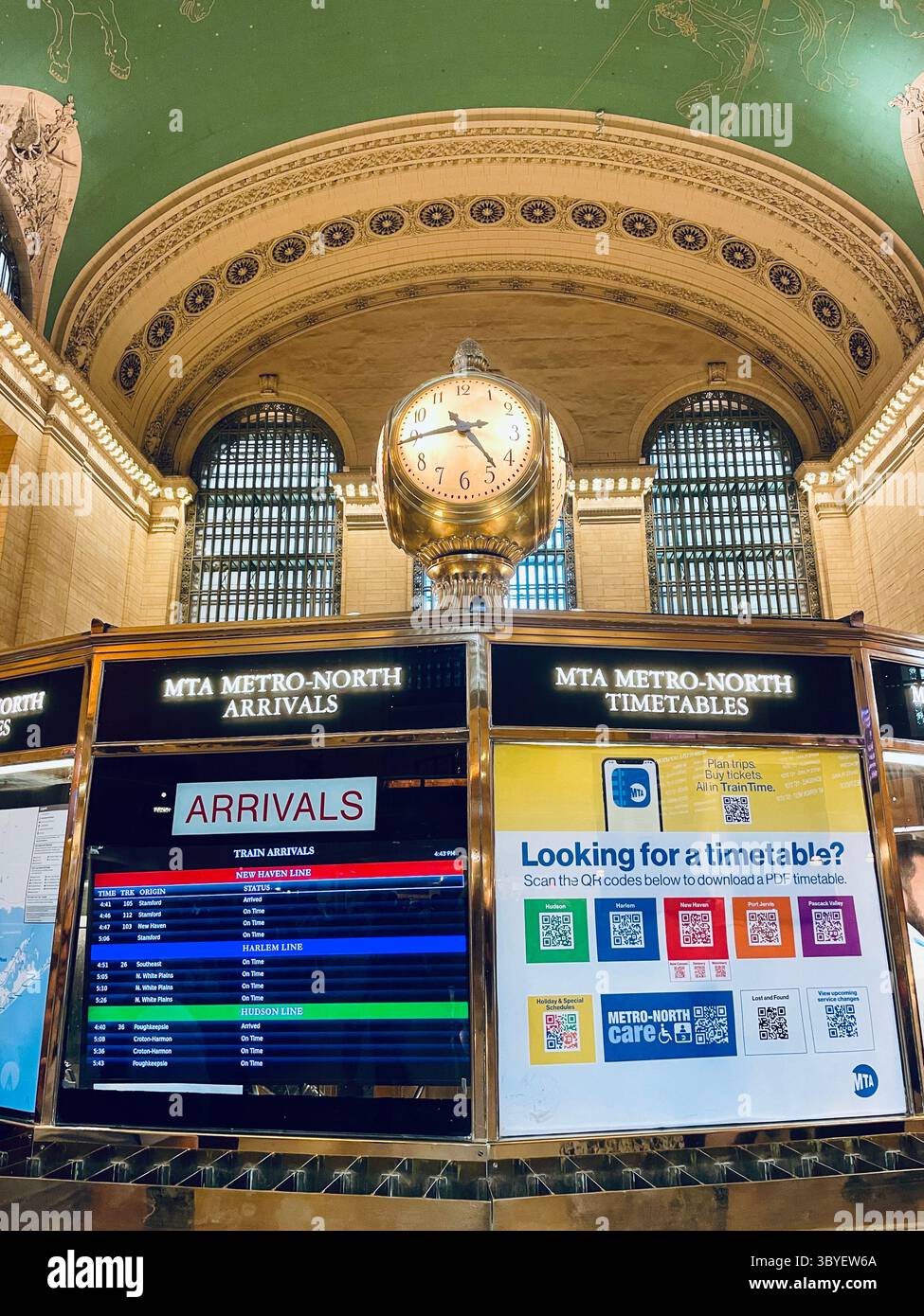 Der Informationskiosk in der großen Halle des Grand Central wird von der berühmten Uhr 2025 in New York City, USA, gekrönt - Smartphone-aufgenommenes Stockfoto