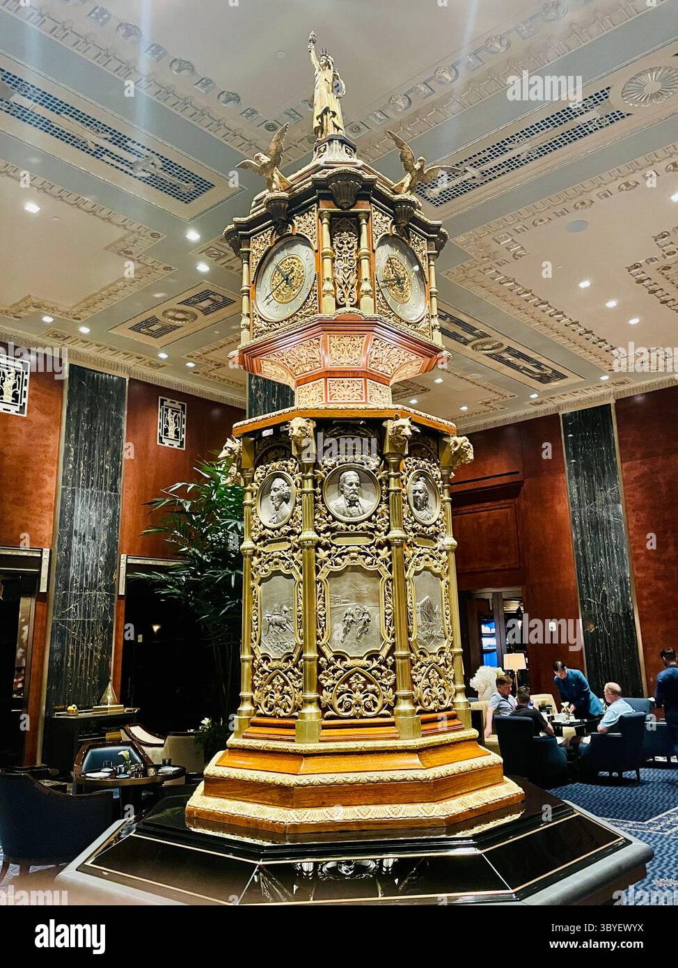 Die große Waldorf Astoria Uhr ist ein legendärer Teil der New Yorker Geschichte und ein Treffpunkt für Generationen von New Yorkern, USA, 2025 - Smartphone-aufgenommenes Stockfoto