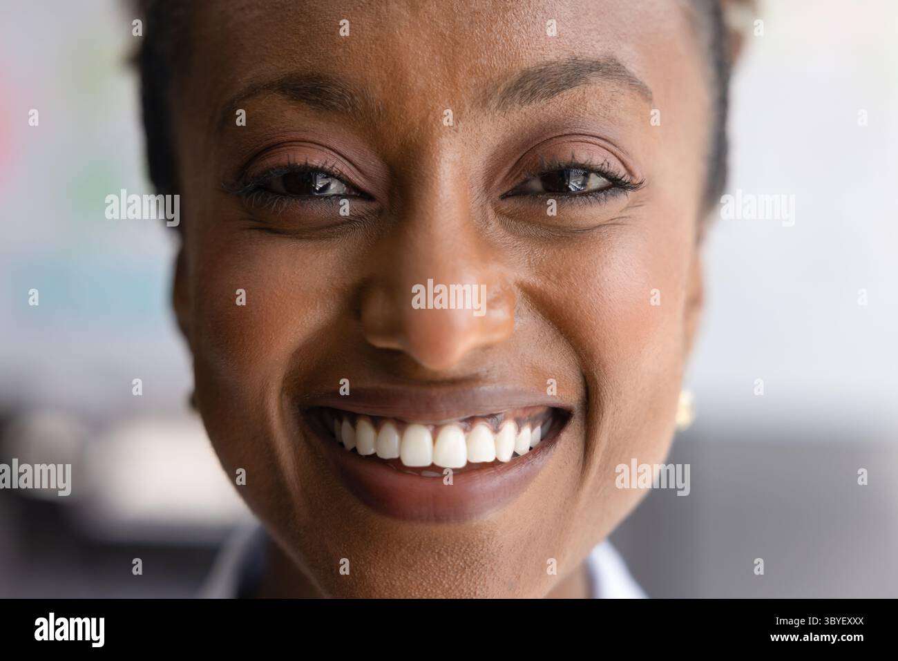 Afrikanische Frau lächelt in die Kamera, Nahaufnahme des Gesichts Stockfoto