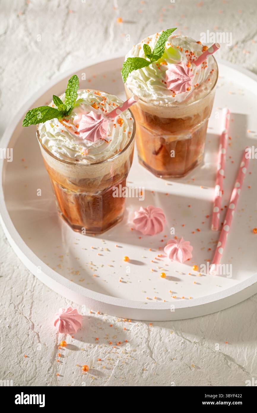 Leckerer und süßer Eiskaffee perfekt für einen heißen Tag. Frappe mit Schlagsahne. Stockfoto