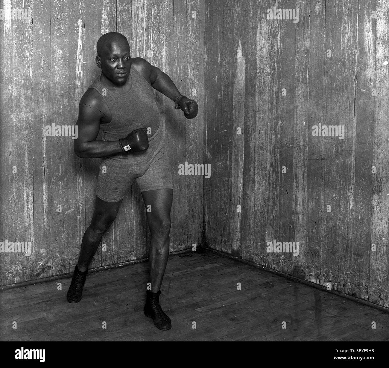 Circa 1915, Chicago, Illinois, USA: Boxlegende JACK JOHNSON während eines Workouts. John Arthur Johnson (31. März 1878 bis 10. Juni 1946), auch Galveston Giant genannt, war ein US-amerikanischer Boxer, der auf dem Höhepunkt der Jim Crow Ära 1908C1915 der erste schwarze Weltmeister im Schwergewicht wurde. Sein Kampf gegen James J. Jeffries von 1910 wurde als „Kampf des Jahrhunderts“ bezeichnet. (Bild: © Chicago Tribune via ZUMA Press Wire) Stockfoto