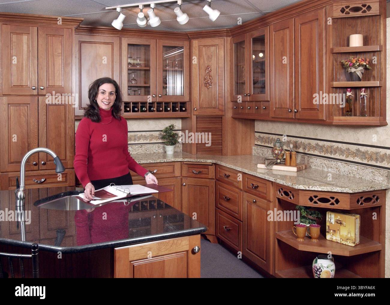 7. März 2004 – USA – KRT LIFESTYLE STORY SLUGGED: HOME-CABINETS KRT FOTO VON WILLIAM MEYER/MILWAUKEE JOURNAL SENTINEL (WISCONSIN UND CHICAGO BIS 8. April 2004) (25. März) Rachel Rozman, Designerin für The Cabinet Place in Waukesha, Wisconsin, sagt, dass die Verwendung verschiedener Hölzer ein wachsender Trend in Küchenschränken ist. (Mvw) 2004 (Bild: © William Meyer/Milwaukee Journal Sentinel via ZUMA Press Wire) Stockfoto