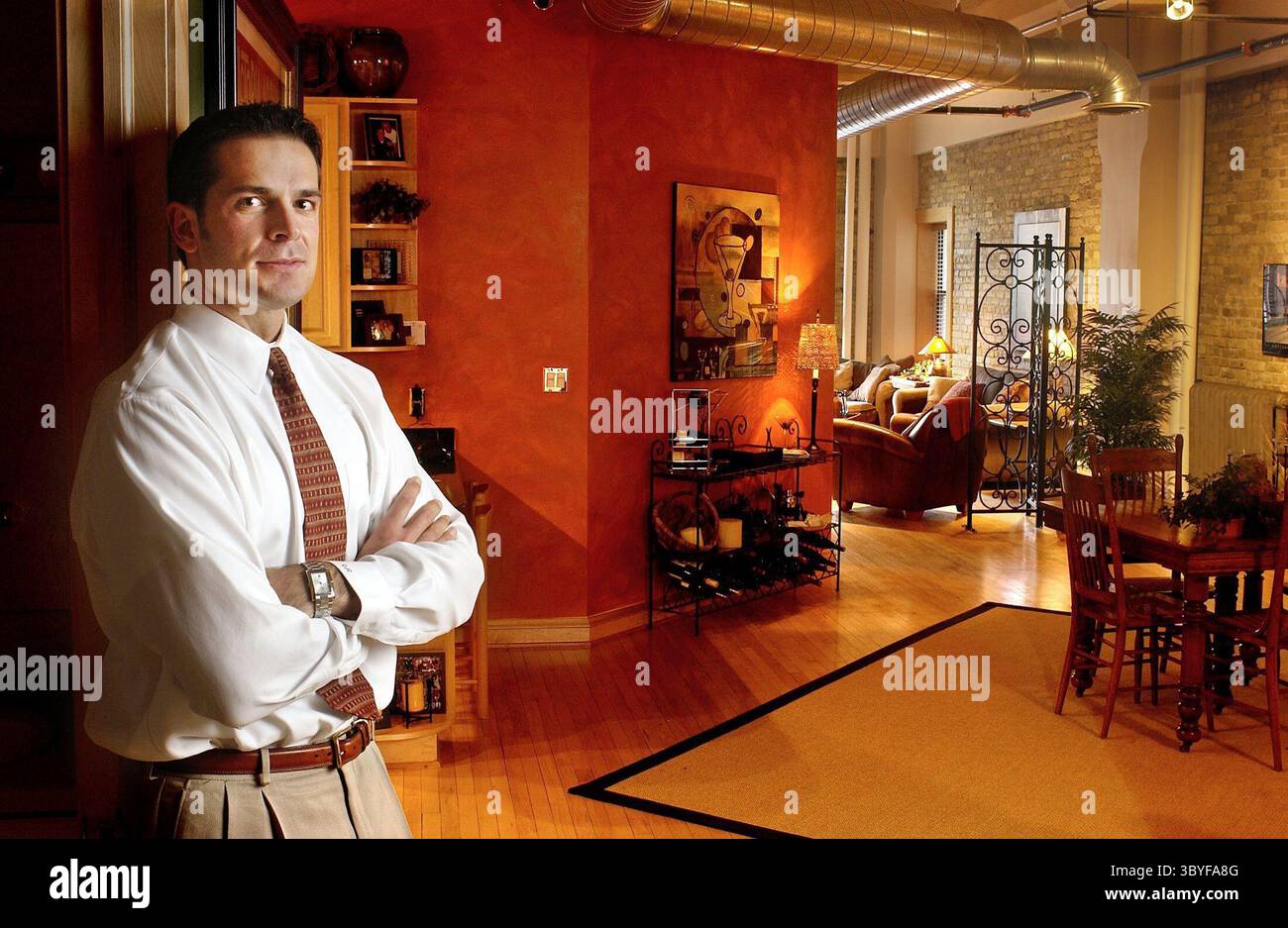 4. April 2004 - USA - KRT LIFESTYLE STORY SLUGGED: HOME-BACHELORPADS KRT FOTOGRAFIE VON GARY PORTER/MILWAUKEE JOURNAL SENTINEL (WISCONSIN UND CHICAGO BIS ZUM 3. Mai 2004) (19. April) Chad Curran, 30, hat eine Wohnung mit Blick auf den Milwaukee River in Milwaukee, Wisconsin. Es ist mit feinen Möbeln, europäischen Kunstwerken und toskanischen Tönen eingerichtet. (Mvw) 2004 (Bild: © Gary Porter/Milwaukee Journal Sentinel via ZUMA Press Wire) Stockfoto