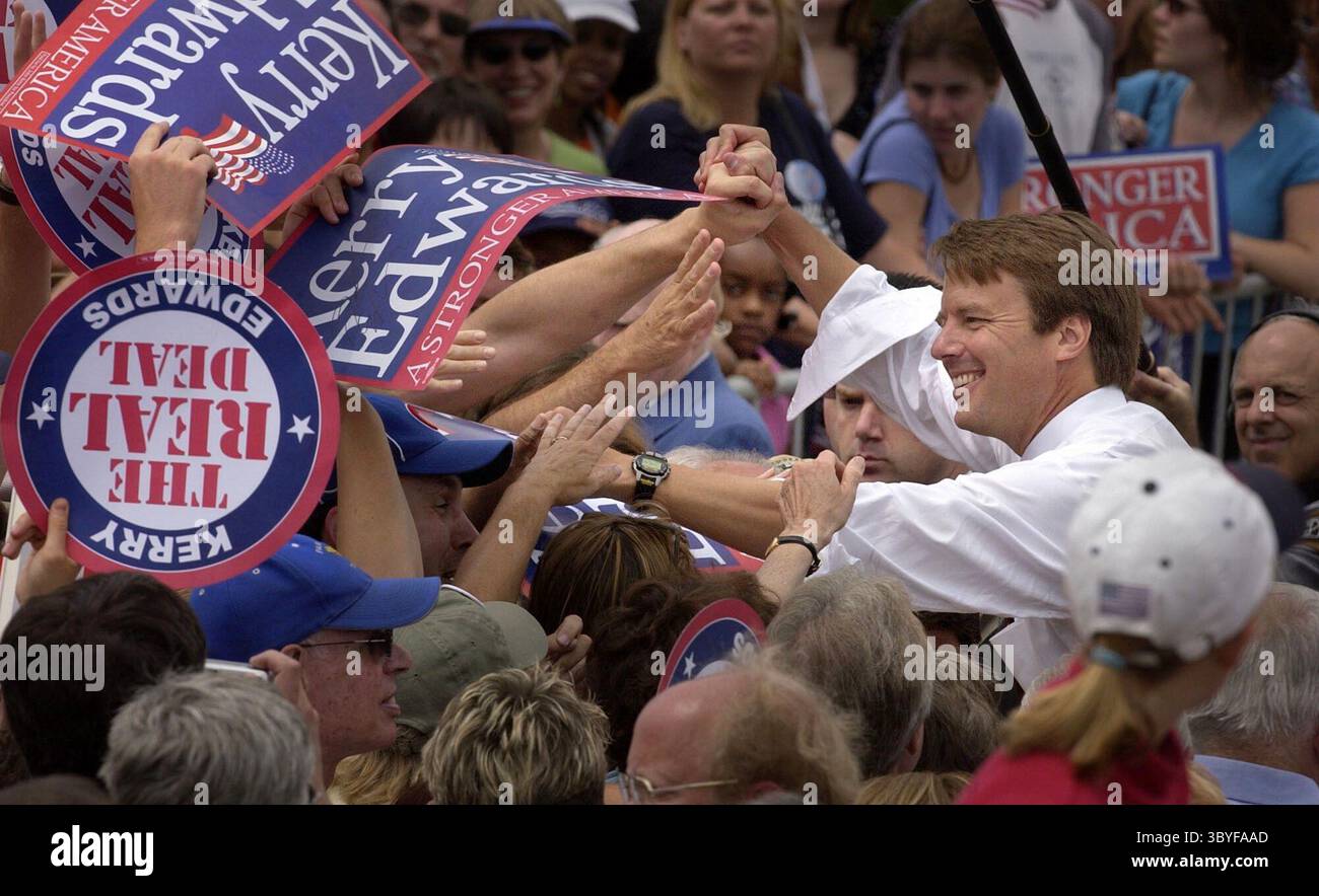 24. Juli 2004 - USA - KRT US NEWS STORY SLUGGED: EDWARDS KRT FOTO VON RICK WOOD/MILWAUKEE JOURNAL SENTINEL (WISCONSIN UND CHICAGO BIS ZUM 7. August 2004) (24. Juli) der mutmaßliche Kandidat des demokratischen Vizepräsidenten John Edwards, streckt sich über eine Barrikade, um bei einer Kundgebung im Martin Luther King Jr. fast 1500 Unterstützer die Hand zu schütteln Community Center in Milwaukee, Wisconsin, am Samstag, den 24. Juli 2004. Edwards sagte, es sei an Milwaukee, die Wahl abzugeben, damit er und der demokratische Präsidentschaftskandidat John Kerry den Staat bei den Wahlen 2004 gewinnen konnten. (nk) 2004 (Credit Ima Stockfoto