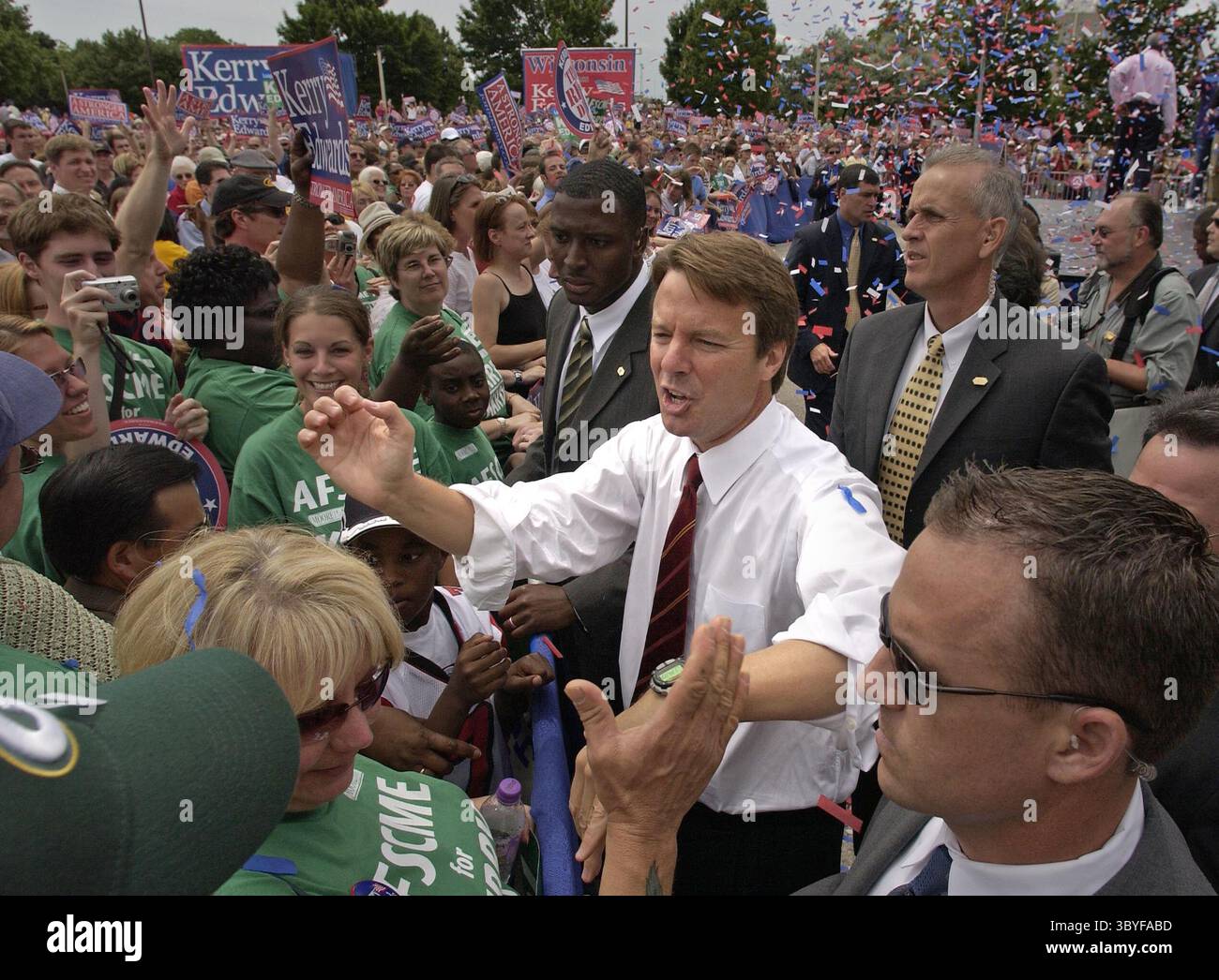 24. Juli 2004 - USA - KRT US NEWS STORY SLUGGED: EDWARDS KRT FOTO VON RICK WOOD/MILWAUKEE JOURNAL SENTINEL (WISCONSIN UND CHICAGO BIS ZUM 7. August 2004) (24. Juli) der mutmaßliche Kandidat für den demokratischen Vizepräsidenten John Edwards, arbeitet eine Menge von etwa 1500 Anhängern während einer Rallyat der Martin Luther King Jr. Community Center in Milwaukee, Wisconsin, am Samstag, den 24. Juli 2004. Edwards sagte, es sei an Milwaukee, die Wahl abzugeben, damit er und der demokratische Präsidentschaftskandidat John Kerry den Staat bei den Wahlen 2004 gewinnen konnten. (nk) 2004 (Bild: © Milwaukee Journal Sentine Stockfoto