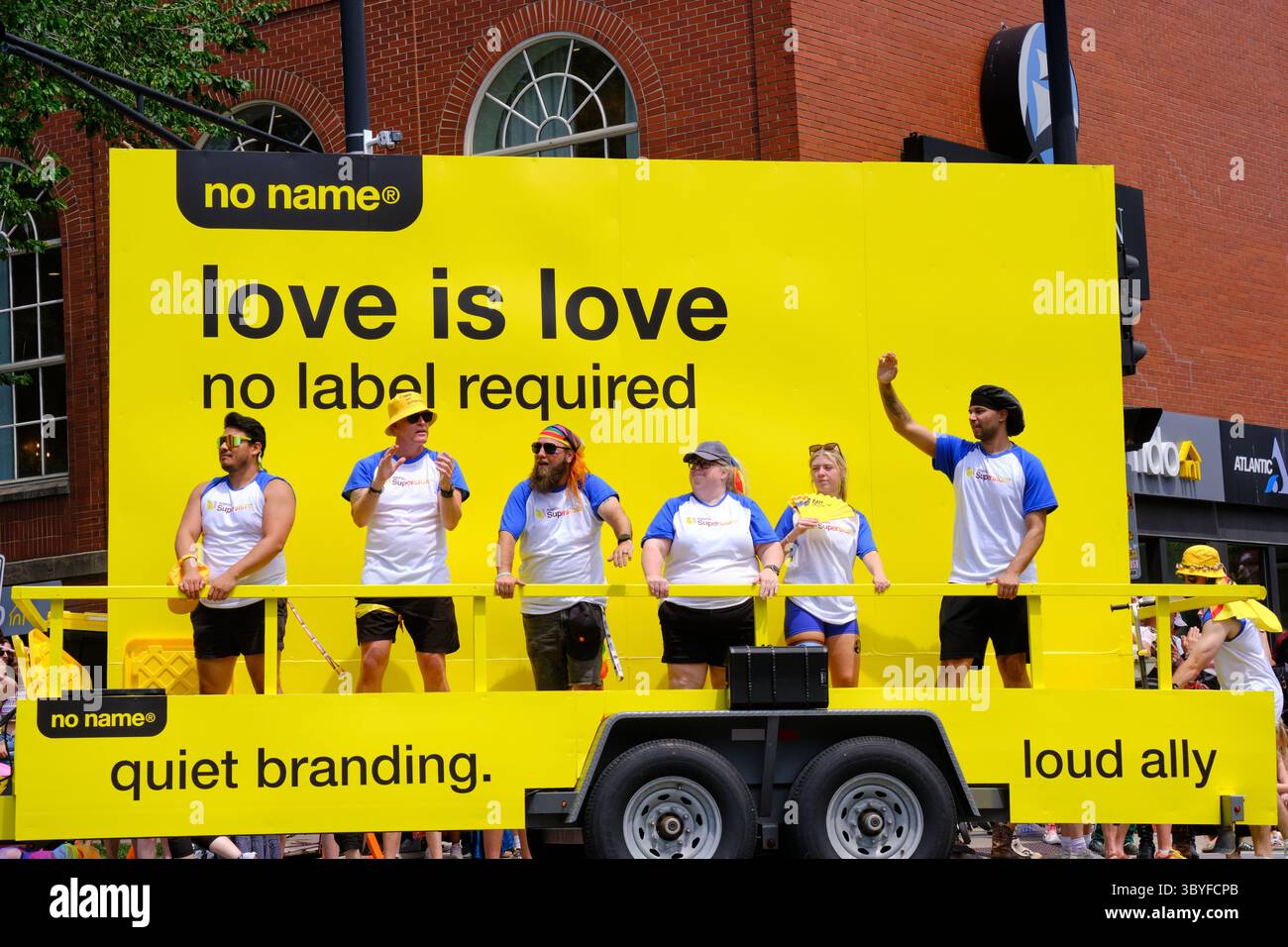 Halifax, Nova Scotia, Kanada. Juli 2025. Corporate Float für No Name Products, Teil von Loblaws ' Love Is Love. Keine Beschriftung erforderlich“. Teilnehmer an der Halifax Pride Parade 2025. Quelle: Meanderingemu/Alamy Live News Stockfoto