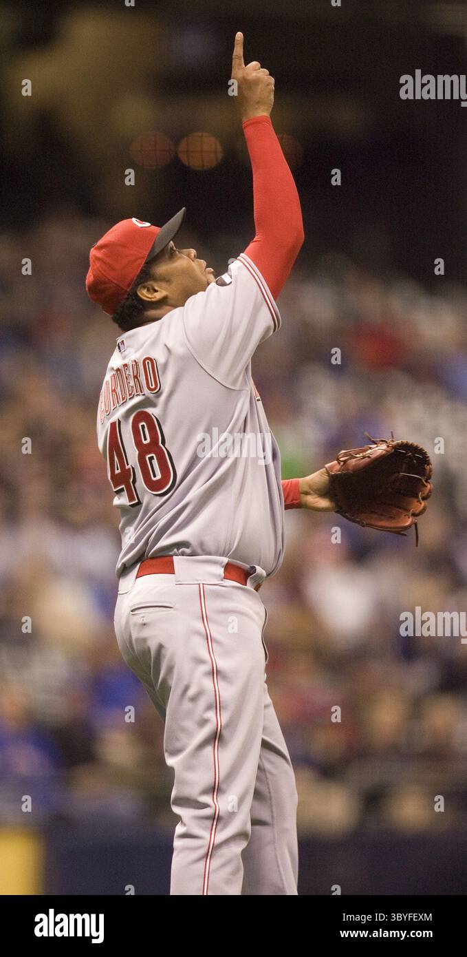 11. April 2008 – der ehemalige Milwaukee Brewers Pitcher Francisco Cordero, jetzt bei den Cincinnati Reds', dankt sich bei der Schließung der Brewers 4-1, im Miller Park in Milwaukee, Wisconsin, am Donnerstag, 10. April 2008. (Bild: © Jack Orton/Milwaukee Journal Sentinel via ZUMA Press Wire) Stockfoto