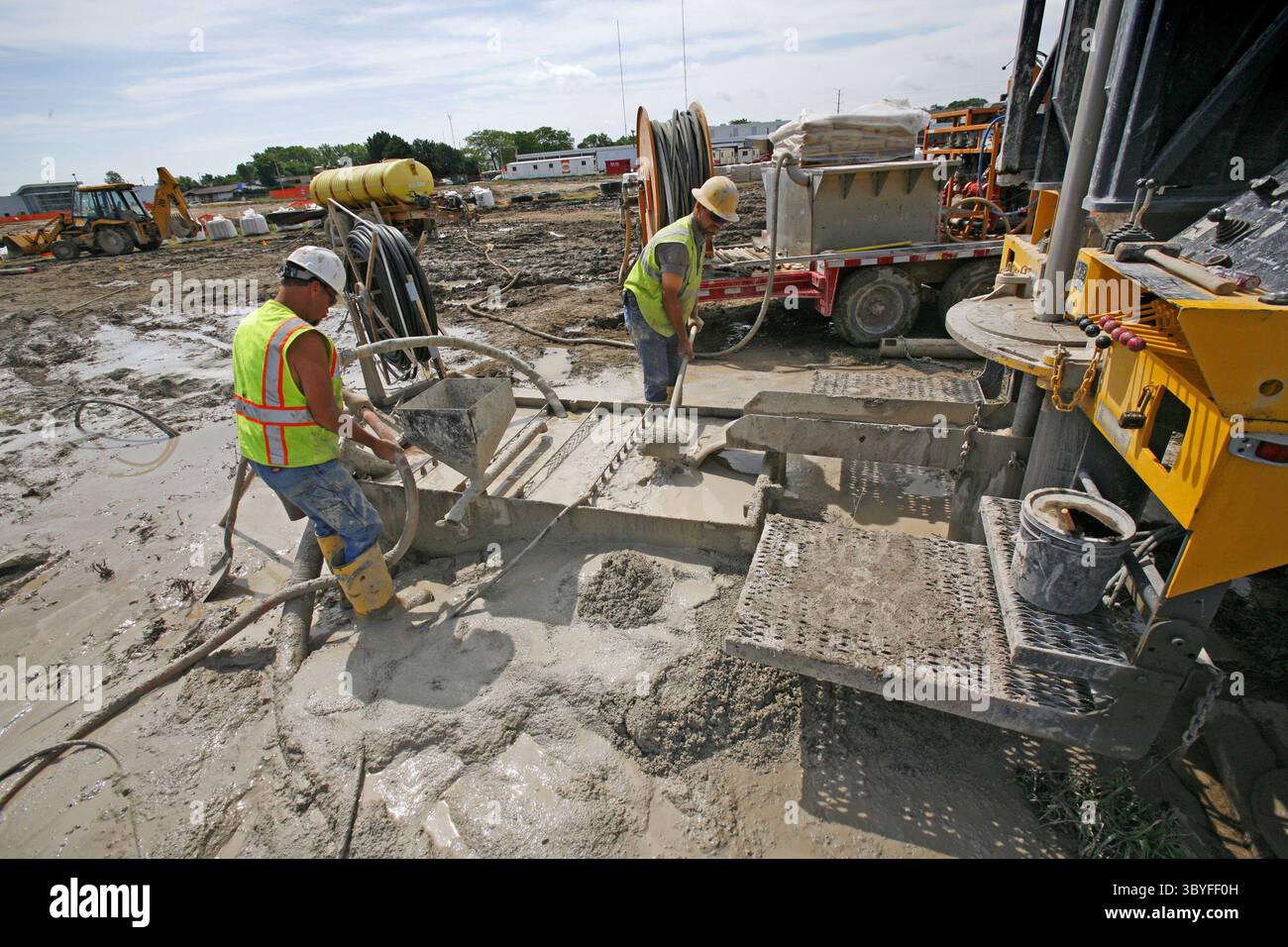 9. Juli 2008: Raymond Johnson, Linke, und Ron Webster von Webster & Son Drilling Company, arbeiten an einem Brunnen, der 300 Fuß in der Johnson Controls Inc., Baustelle, in Glendale, Wisconsin, absinken wird. Mehr als 250 Bohrlöcher werden für die geothermische Heizung und Kühlung des Hauptquartiers von Johnson Controls gebohrt. (Foto: © Jeffrey Phelps/Milwaukee Journal Sentinel via ZUMA Press Wire) Stockfoto