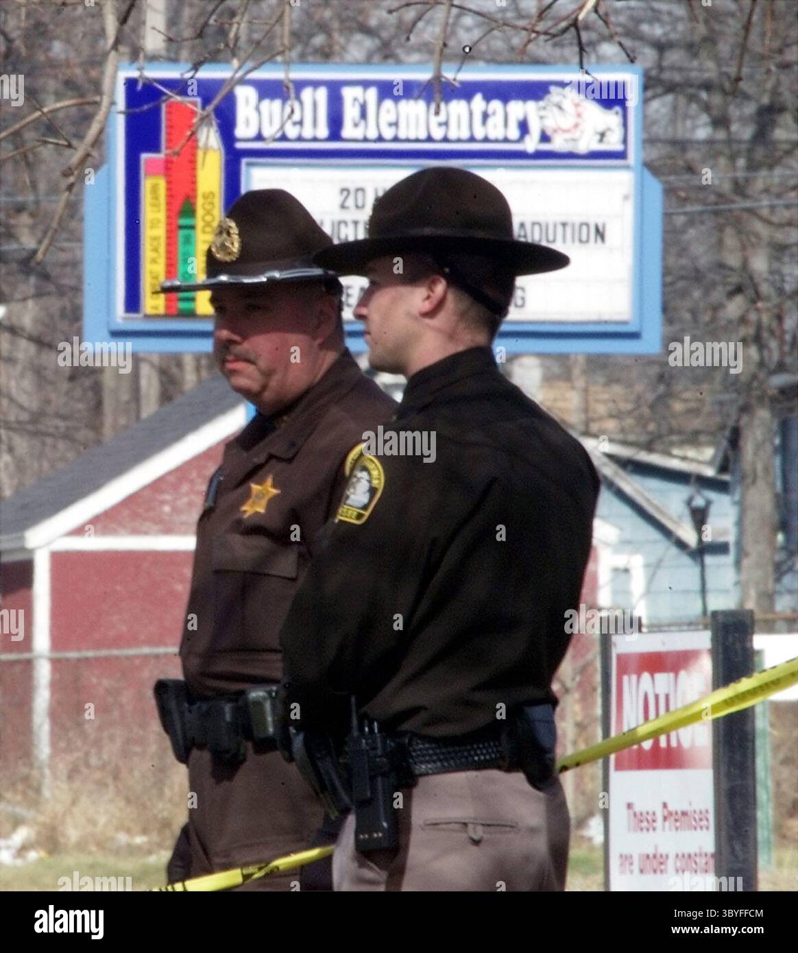 29. Februar 2000 - USA - KRT US NEWS STORY SLUGGED: SCHOOLSHOOTING KRT FOTO VON RICHARD LEE/DETROIT FREE PRESS (KRT135) MOUNT MORRIS TOWNSHIP, MICHIGAN 29. Februar -- Genesee County Deputies stehen Wache vor der Buell Elementary School in Mount Morris Township, Michigan, nördlich von Flint, Michigan, Dienstag, Februar 2000. Ein 6-jähriger Junge erschoss und tötete einen weiteren Erstklässler am Dienstag. (KRT) PL KD BL 2000 (Vert) (lde) (Bild: © Detroit Free Press via ZUMA Press Wire) Stockfoto