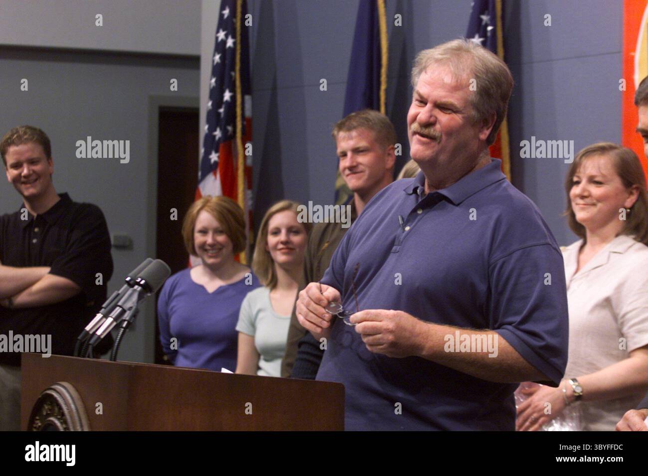 12. Mai 2000 - USA - KRT US NEWS STORY SLUGGED: LOTTERIE KRT FOTO VON CRAIG PORTER/DETROIT FREE PRESS (KRT11) LANSING, MICHIGAN, 12. Mai -- Lotterie Gewinner Larry Ross, aus Shelby Township und seine Frau Nancy Ross, 46, rechts, treffen Sie die Presse im Lansing Romney Gebäude in Lansing Michigan, Michigan, Freitag. Die Familie Ross reiste in die Hauptstadt des Bundesstaates, um einen Scheck von Don Gilmer über 81,5 Millionen anzunehmen, deren Hälfte aus der Lotterie stammt. Die Familie umfasst: Ian Ross, 21 (Sohn); Katie Niemasz, 20 (Ians Verlobte); Jamie Ross, 24, (Eric's W Stockfoto