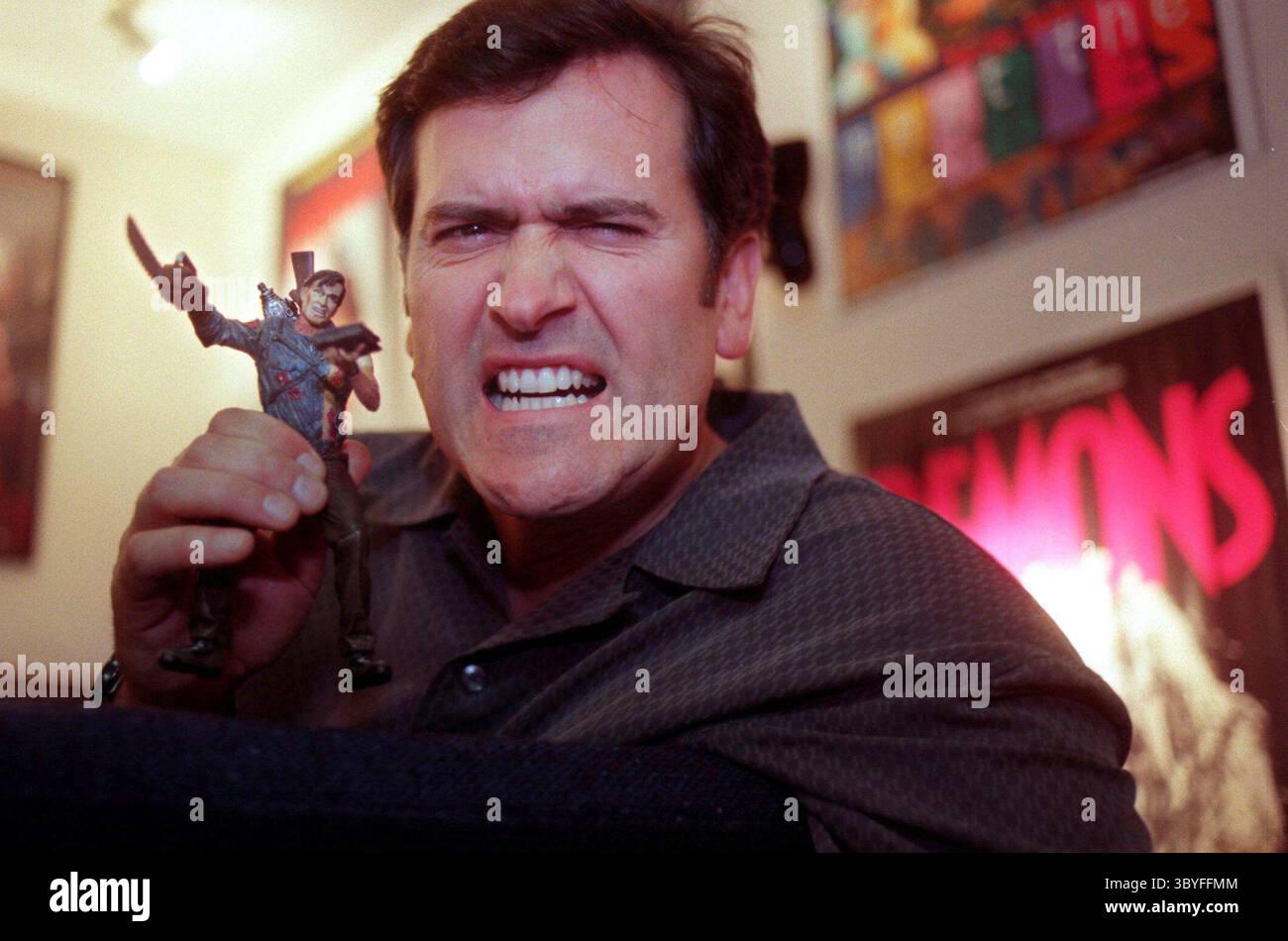 7. Juni 2001 - USA - KRT ENTERTAINMENT STORY SLUGGED: BRUCECAMPBELL KRT FOTO VON ERIC SEALS/DETROIT FREE PRESS (20. Juni) Schauspieler Bruce Campbell hat aus seinen Auftritten in B-Filmen wie „Evil Dead“ einen Fanskult aufgebaut und ein Buch geschrieben: „If Chins Could Kill: Confessions of a B Movie Actor“. NC KD BL 2001 (Horiz) (gsb) (Bild: © Detroit Free Press via ZUMA Press Wire) Stockfoto