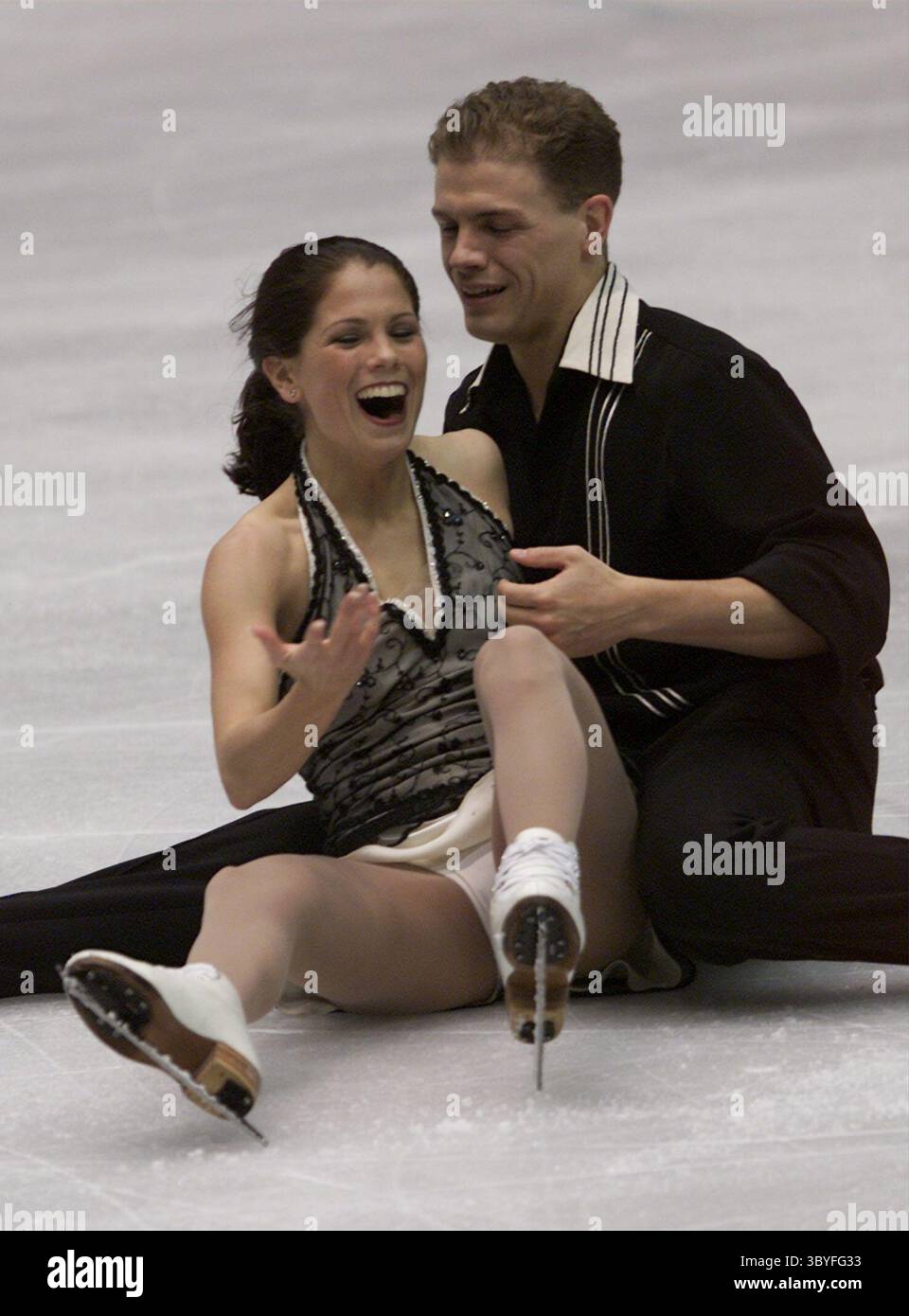 9. Februar 2002 - USA - (KRT105) KRT SPORTS STORY SLUGGED: OLY-PAIRS KRT FOTO VON DAVID P. GILKEY/DETROIT FREE PRESS (9. Februar) SALT LAKE CITY, UT - Jamie Sale und David Pelletier, Kanada, lachen auf dem Eis nach ihrem Auftritt während des Pairs Short Program, Samstagabend, 9. Februar im Salt Lake Ice Center in SALT Lake CITY, Utah. AP NC KD BL 2002 (Vert) (Digitalbild) (smd) (weitere Fotos auf KRT Direct, KRT/NewsCom oder auf Anfrage erhältlich) (Bild: © Detroit Free Press via ZUMA Press Wire) Stockfoto