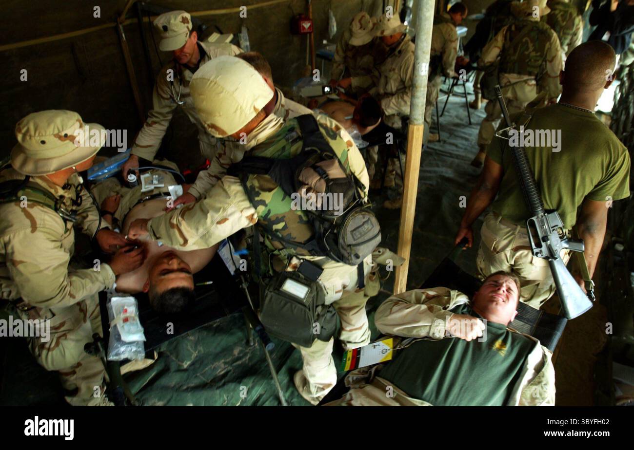 17. Februar 2003 - US - KRT WORLD NEWS STORY SLUGGED: USIRAQ-DOCS KRT FOTO VON DAVID P. GILKEY/DETROIT FREIE PRESSE (25. Februar) US Marines, Navy Doctors und Korpsmen, die der 7th Regimental Combat Support Company 117 angehören, Last and Treat simulierte Verluste während einer Übung in Nordkuwait am 18. Februar 2003. Die Einheit betreibt eine neue mobile Notaufnahme, die die Lücke zwischen Fronttriage und OP-Räumen im Heck überbrückt. (lde) 2003 (Bild: © David P. Gilkey/Detroit Free Press via ZUMA Press Wire) Stockfoto