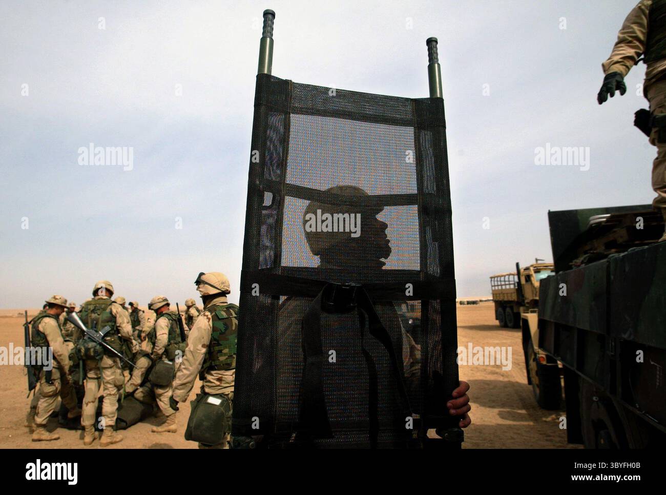 17. Februar 2003 - USA - KRT WORLD NEWS STORY SLUGGED: USIRAQ-DOCS KRT FOTO VON DAVID P. GILKEY/DETROIT FREIE PRESSE (25. Februar) US Marines und Navy Doctors, die der 7th Regimental Combat Support Company 117 angehören, entladen am 18. Februar 2003 einen Truck voller medizinischer Vorräte im Norden Kuwaits. Die Einheit betreibt eine neue mobile Notaufnahme, die die Lücke zwischen Fronttriage und OP-Räumen im Heck überbrückt. (lde) 2003 (Bild: © Detroit Free Press via ZUMA Press Wire) Stockfoto