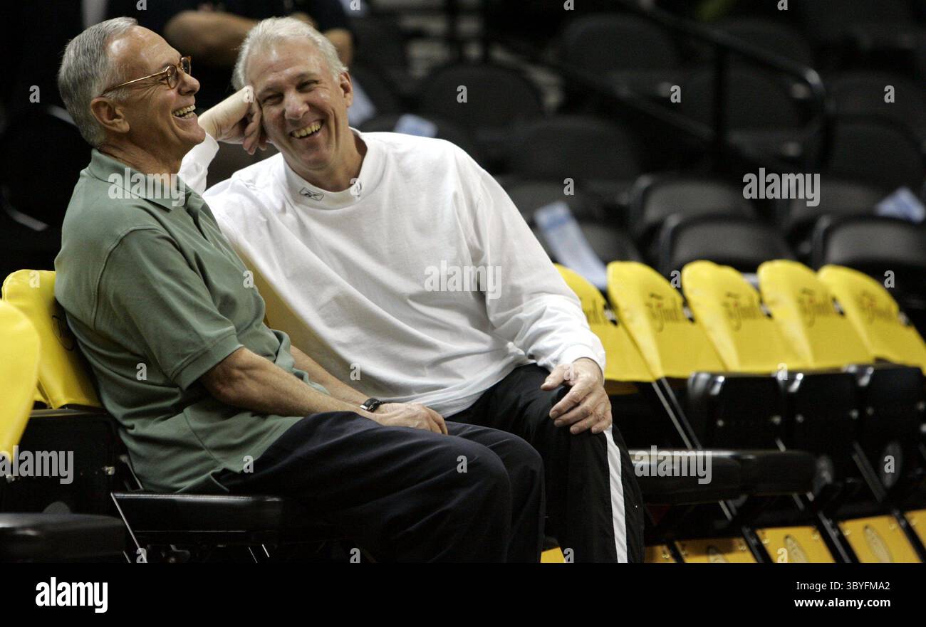 12. Juni 2005 - USA - KRT SPORTS STORY SLUGGED: BKN-FINALE KRT FOTO VON ERIC SEALS/DETROIT FREE PRESS (12. Juni) SAN ANTONIO, TX -- Detroit Pistons Trainer Larry Brown (links) spricht mit seinem guten Freund und Gegner Trainer Greg Popovich von den San Antonio Spurs auf der Pistons Bank vor Spiel 2 der NBA Finals im SBC Center in San Antonio, Texas, am Sonntag, 12. Juni 2005. (cdm) 2005 (Bild: © Eric Seals/Detroit Free Press via ZUMA Press Wire) Stockfoto