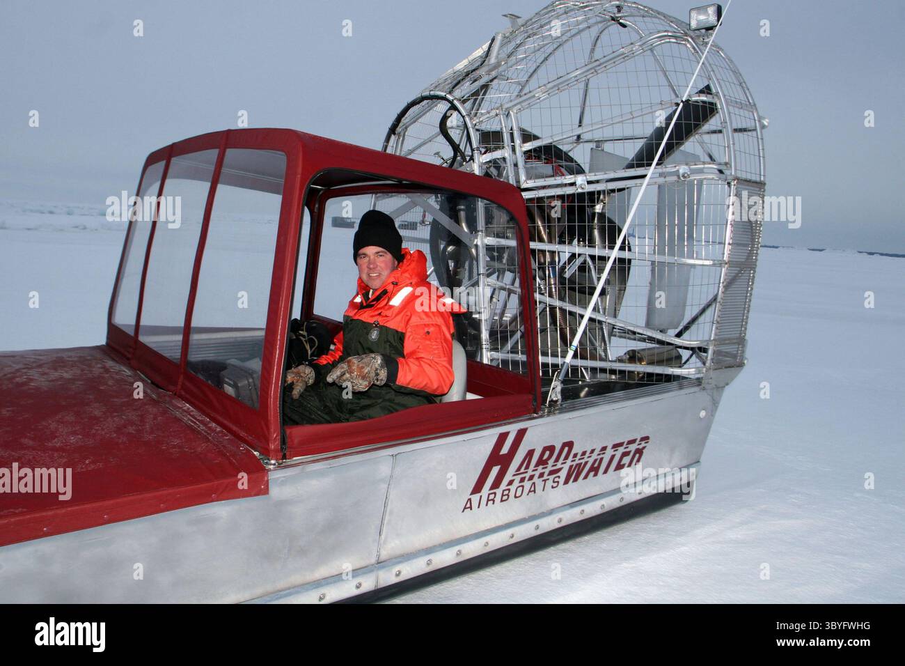 14. Februar 2008: Bob Hanko aus Huron, Ohio, baut spezielle Luftboote für den Einsatz auf dem Eis der Großen Seen und anderen nördlichen Gewässern, mit einem schweren Aluminiumrumpf und einem 454er Chevrolet-Großblock. Er hofft, das 5.000-Boot nächstes Jahr an Fischereiführer und Behörden wie die US-Küstenwache und Polizei und Sheriff zu vermarkten. (Bild: © Eric Sharp/Detroit Free Press via ZUMA Press Wire) Stockfoto