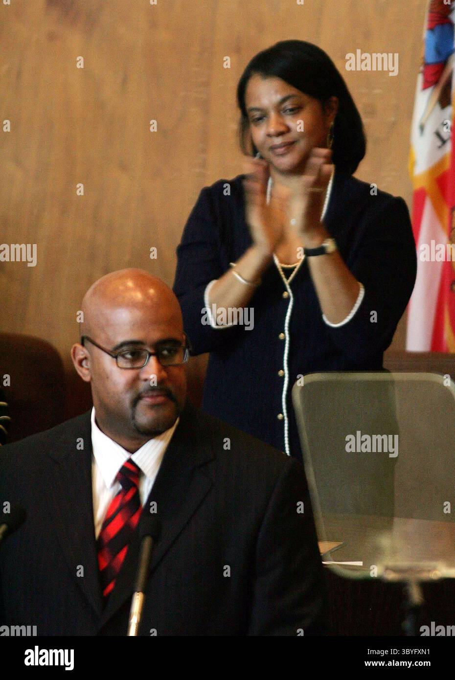 19. September 2008 – die Präsidentin des Stadtrates Monica Conyers, TOP, applaudiert den neu vereidigten Bürgermeister Ken Cockrel Jr. während seiner Dankesrede im Coleman A. Young Municipal Building in Detroit, Michigan, Freitag, 19. September 2008. (Foto: © Andre J. Jackson/Detroit Free Press via ZUMA Press Wire) Stockfoto
