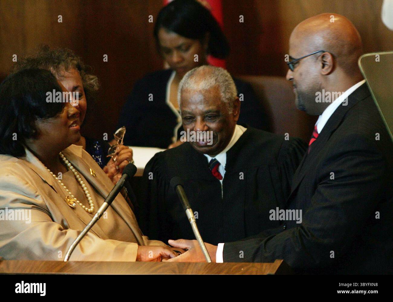 19. September 2008 – First Lady Kimberly Cockrel begrüßt ihren Mann, den kürzlich vereidigten Bürgermeister Ken Cockrel Jr., rechts, als Richter Damon Keith am Freitag, 19. September 2008 auf das Coleman A. Young Municipal Building in Detroit, Michigan, blickt. (Foto: © Andre J. Jackson/Detroit Free Press via ZUMA Press Wire) Stockfoto