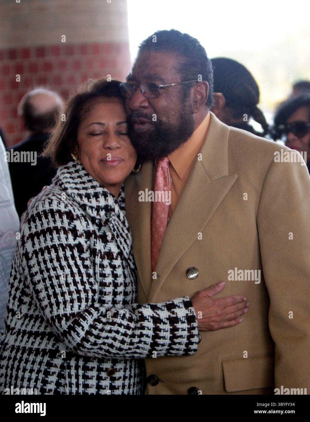 27. Oktober 2008 - Detroit, MI, USA - Brian Holland, Songwriter und Produzent, rechts, umarmt Wohlwollende, während er sich auf den Weg zur Beerdigung von Motown Legend Levi Stubbs in der Greater Grace Temple Church in Detroit, Michigan, Montag, 27. Oktober 2008 macht. (Foto: © Andre J. Jackson/Detroit Free Press via ZUMA Press Wire) Stockfoto