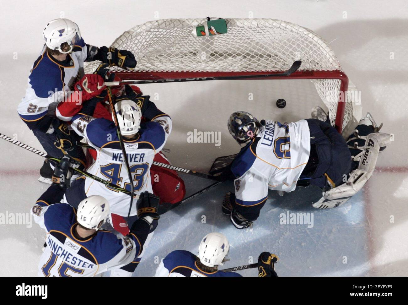 23. Dezember 2008: Die Detroit Red Wings’ Tomas Kopecky macht einen guten Schuss vor den St. Louis Blues-Verteidigern Jeff Woywitka (links) und Mike Weaver, nachdem er in der zweiten Periode den Puck unter dem St. Louis Blues-Torwart Manny Legace (rechts) verloren hatte. Aber das Ziel war nicht erlaubt. Die Red Wings besiegten die Blues mit 4:1 in der Joe Louis Arena in Detroit, Michigan am Dienstag, 23. Dezember 2008. (Foto: © Julian H. Gonzalez/Detroit Free Press via ZUMA Press Wire) Stockfoto