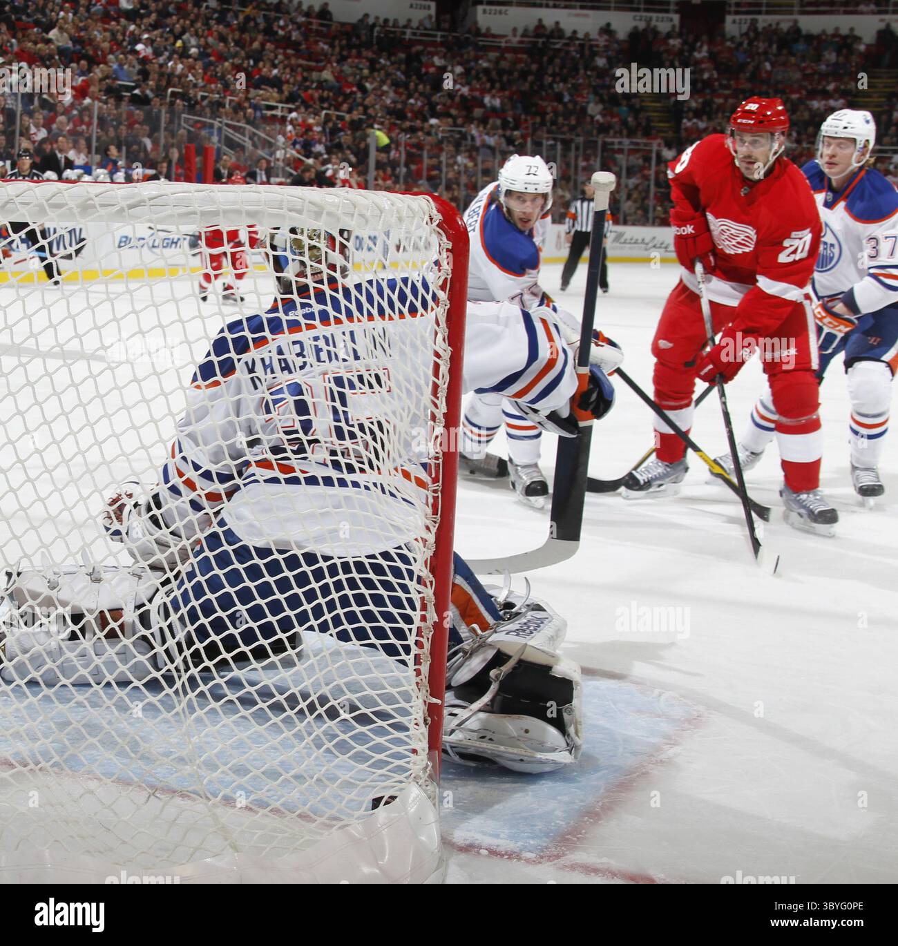 11. November 2011: Detroit, MI, USA – Drew Miller von Detroit Red Wings, hinten rechts, schlägt am Freitag, den 11. November 2011 in der Joe Louis Arena in Detroit, Michigan, den Torhüter Nikolai Khabibulin von Edmonton Oilers mit 1-0 Vorsprung. (Foto: © Julian H. Gonzalez/Detroit Free Press via ZUMA Press Wire) Stockfoto