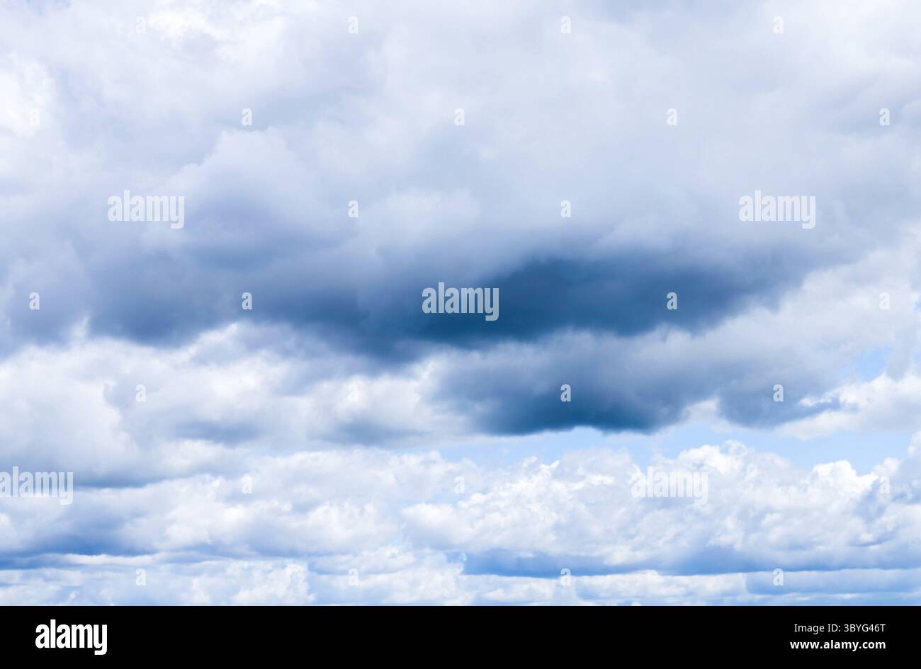 Zarte, mehrfarbige Wolken mit blauem Himmel dahinter, was auf Wetterwechsel hinweist Stockfoto