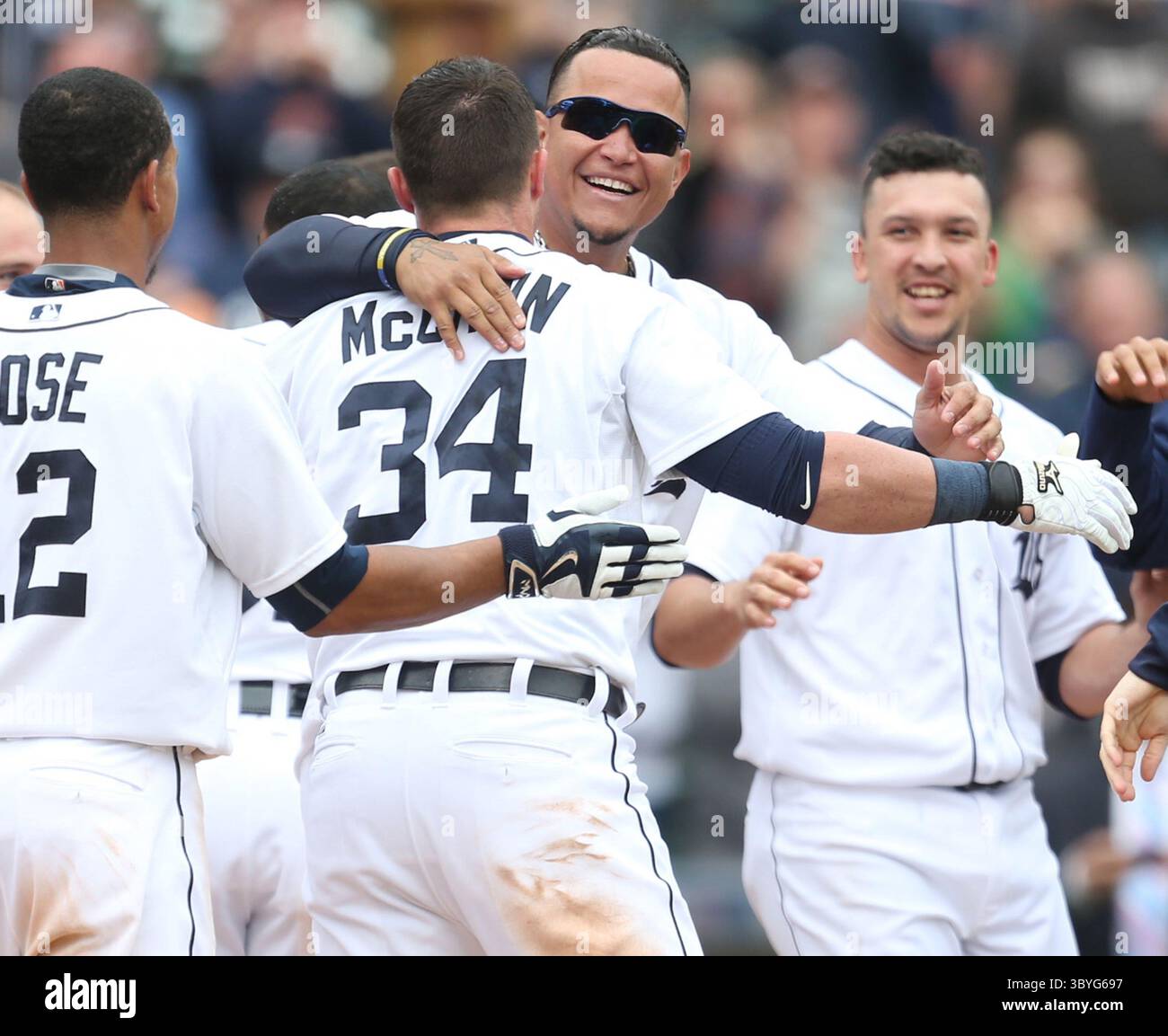 21. Mai 2015 - Detroit, MI, USA - die Detroit Tigers' Miguel Cabrera feiert mit James McCann (34) nach McCanns Heimlauf während des 11. Inning gegen die Houston Astros am Donnerstag, 21. Mai 2015, im Comerica Park in Detroit. Die Tigers siegten mit 6:5, in 11 Innings. (Bild: © Kirthmon F. Dozier/Detroit Free Press via ZUMA Press Wire) Stockfoto