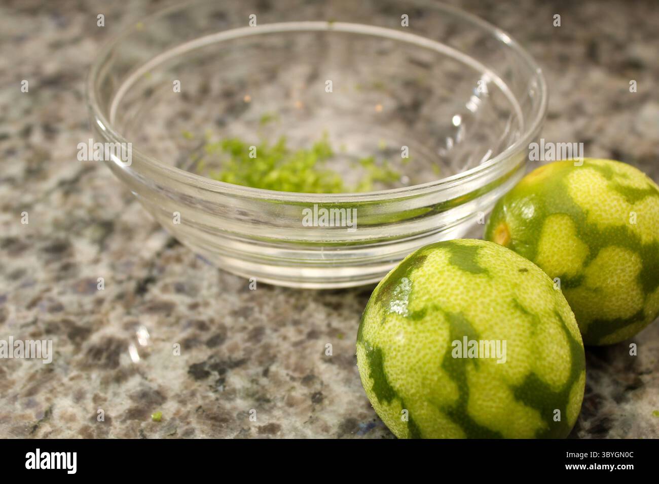 Zwei Limetten mit Schale Stockfoto