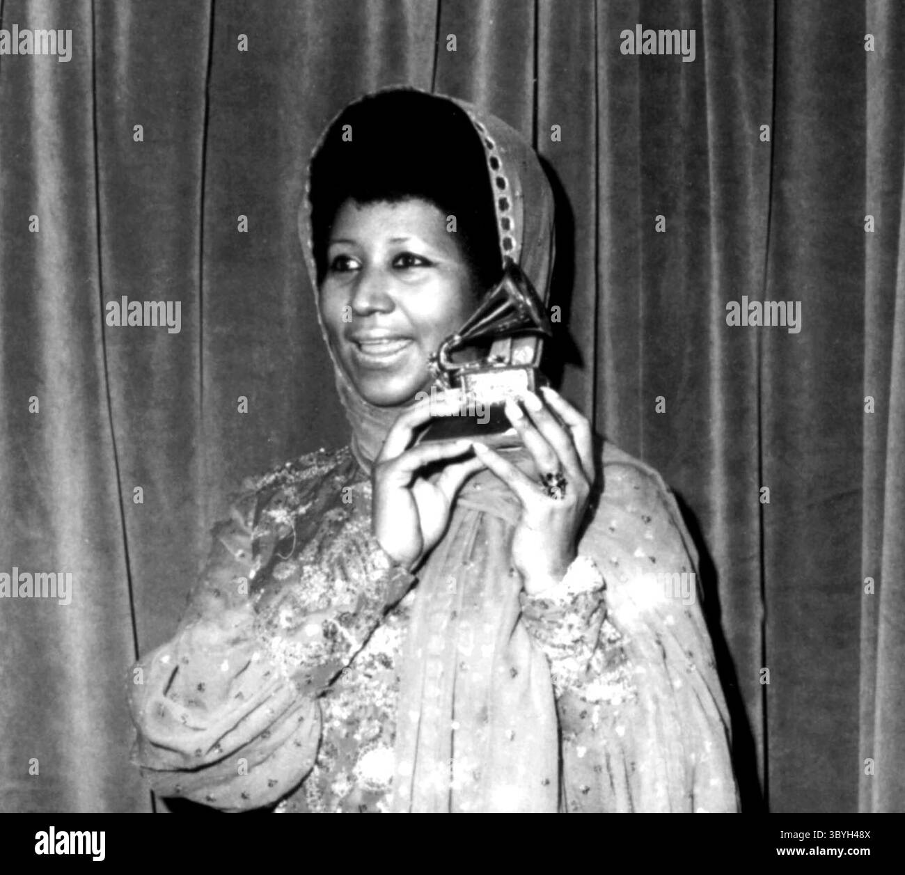 14. März 1972 – New York, New York, USA – ARETHA FRANKLIN nahm bei den 14. Grammy Awards im Felt Forum in New York einen Grammy für ihre beste R&B Vocal Performance Female für ihre Aufführung von „Bridge over Troubled Water“ mit nach Hause. Sie trug ein rot-goldenes Kleid mit passendem Kopftuch. (Kreditbild: © Globe Photos/ZUMA Press Wire) Stockfoto