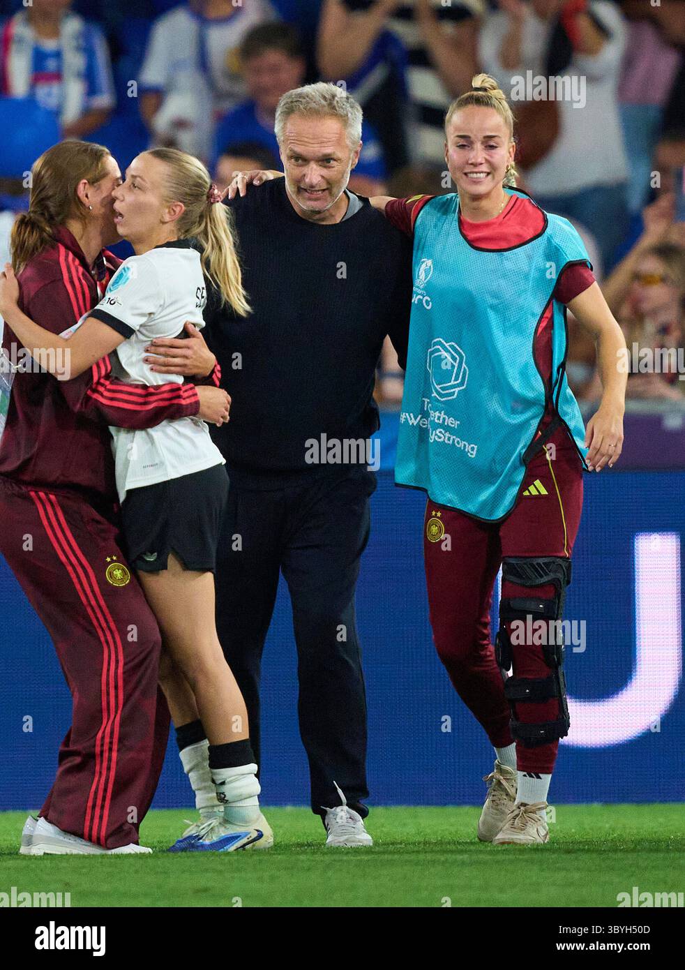 Basel, Schweiz. Juli 2025. Christian Wueck Cheftrainer des Teams Deutschland Bundestrainer, Cheftrainer DFB Frauen, Giulia Gwinn #7 des Teams Deutschland feiern den Sieg im Viertelfinale der UEFA Frauen EURO 2025 Spiel FRANKREICH - DEUTSCHLAND 5-6 N.E. 1-1 nach 120 Minuten in der Saison 2025/2026 am 19. Juli 2025 in St. Jakob-Park Basel, Schweiz. Fotograf: ddp Images/STAR-Images Credit: ddp Media GmbH/Alamy Live News Stockfoto