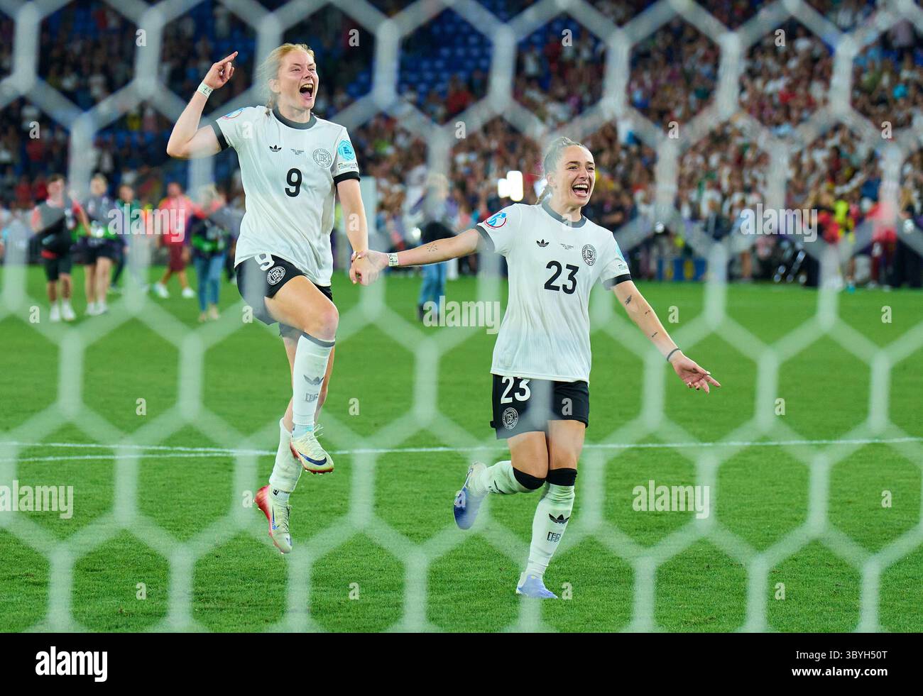 Basel, Schweiz. Juli 2025. Sjoeke Nuesken #9 vom Team Germany Sophia Kleinherne #23 vom Team Germany feiert am 19. Juli 2025 im St. Jakob-Park Basel, Schweiz, den Sieg im Viertelfinale der UEFA Women EURO 2025, Spiel FRANKREICH - DEUTSCHLAND 5-6 N.E. 1-1 nach 120 Minuten in der Saison 2025/2026. Fotograf: ddp Images/STAR-Images Credit: ddp Media GmbH/Alamy Live News Stockfoto