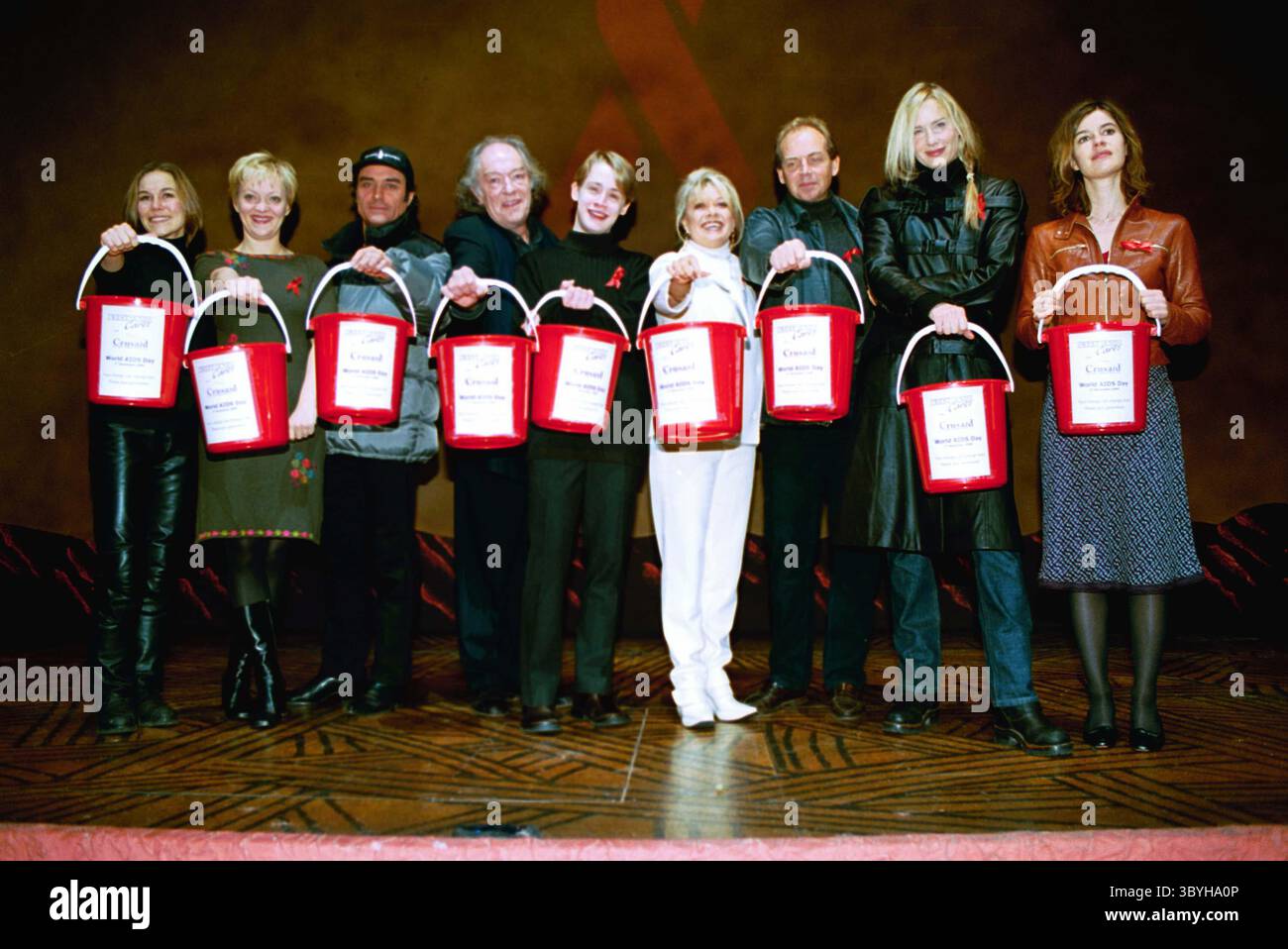 November 2000 - London, Großbritannien - JOANNE RIDING, MARIA FRIEDMAN, IAN McShane, MICHAEL GAMBON, MACAULAY CULKIN, ELAINE PAIGE, DARYL HANNAH UND IRENE JACOB.-THEATRE-STARS SAMMELN SICH FÜR DIE „CRUSAID“ AIDS-WOHLTÄTIGKEITSORGANISATION IM LYCEUM THEATRE IN LONDON. (Foto: © Richard Chambury/Globe Photos via ZUMA Wire) Stockfoto