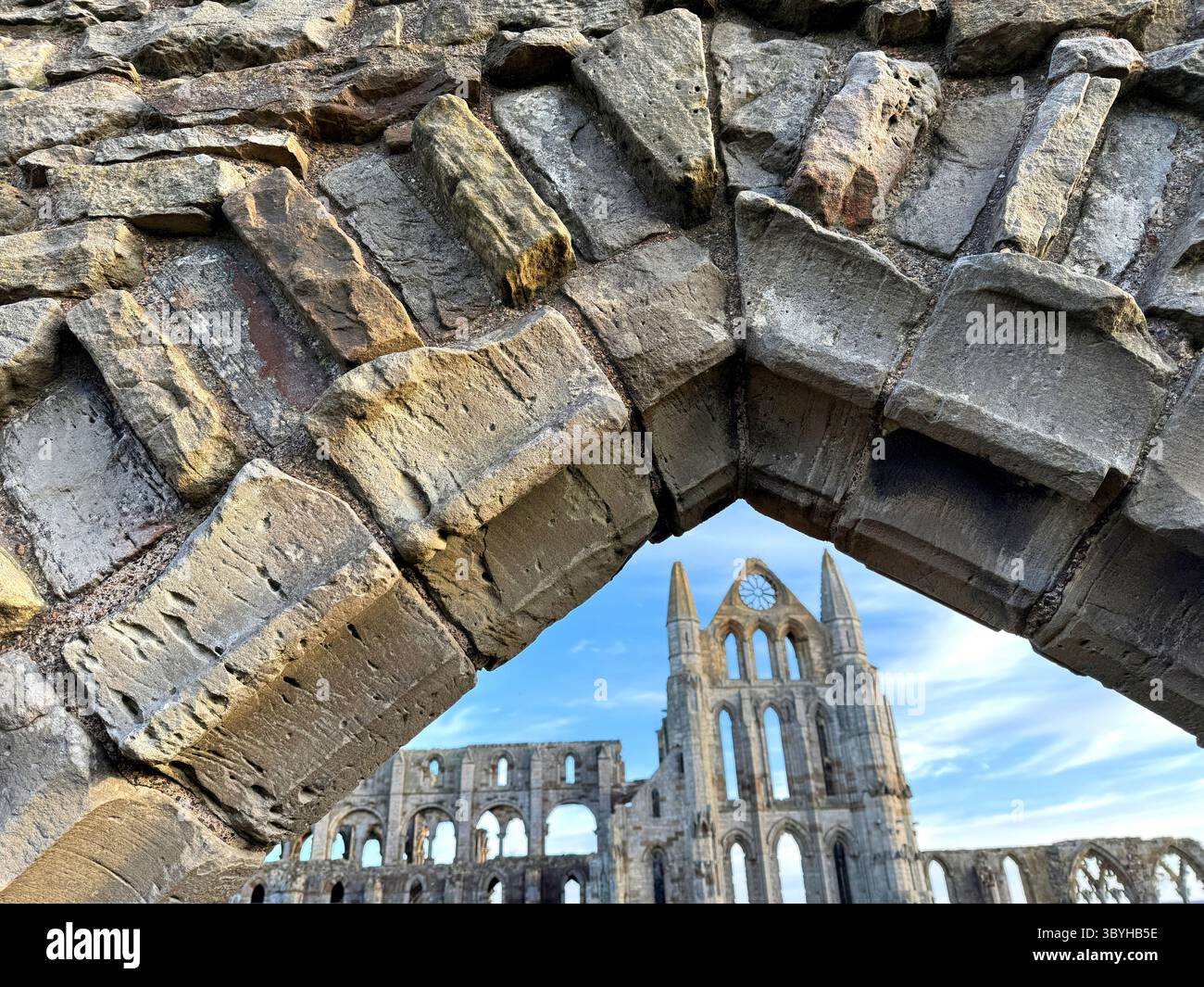 Whitby Abbey, eingerahmt von der Abteimauer Stockfoto