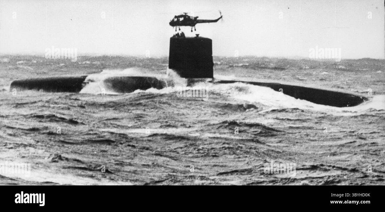 1964: Ein Nordwestatlantik-U-Boot, das über dem Atom-U-Boot HMS schwingt, das mutig ist, eine Krankenstärke abzugeben. Der Patient wurde nach Harmione gebracht und bei 26 Knoten auf hoher See in ein Krankenhaus auf der U-Boot-Basis in faslane gebracht. HMS Hermione ist auf dem Weg nach London, um die Marine zu treffen (Foto: © Keystone Press Agency/ZUMA Press Wire) Stockfoto