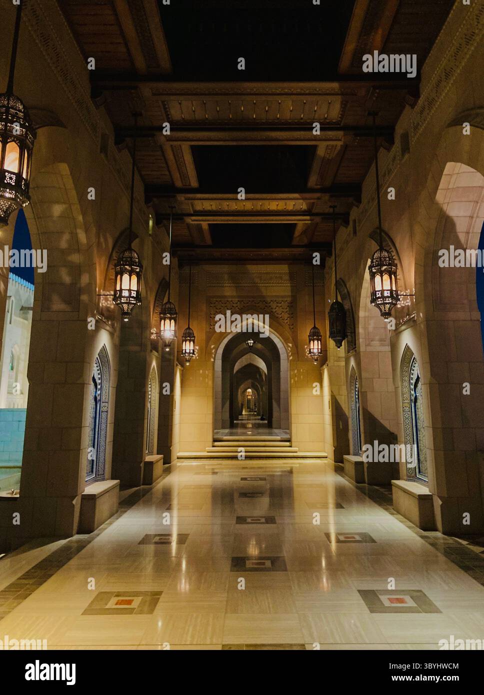 Wunderschöne Sultan-Qaboos-Moschee, Oman - Smartphone-aufgenommenes Stockfoto