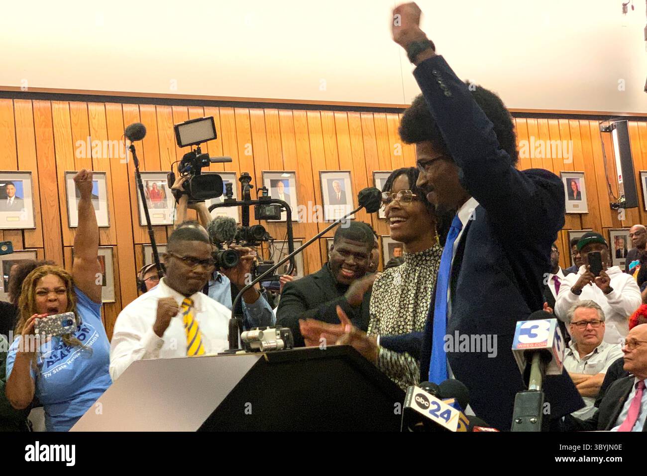 12. April 2023, Memphis, Tennessee, USA: JUSTIN PEARSON feiert seine Wiedereinsetzung im Repräsentantenhaus von Tennessee nach einer Abstimmung des Shelby County Board of Commissioners im Jahr 7-0. Die sechs Republikaner im Verwaltungsrat waren bei der Abstimmung nicht anwesend. Pearson wurde in der vergangenen Woche ausgeschlossen, weil er einen Gesang gegen Waffengewalt anführte. (Bild: © Sue Dorfman/ZUMA Press Wire) Stockfoto