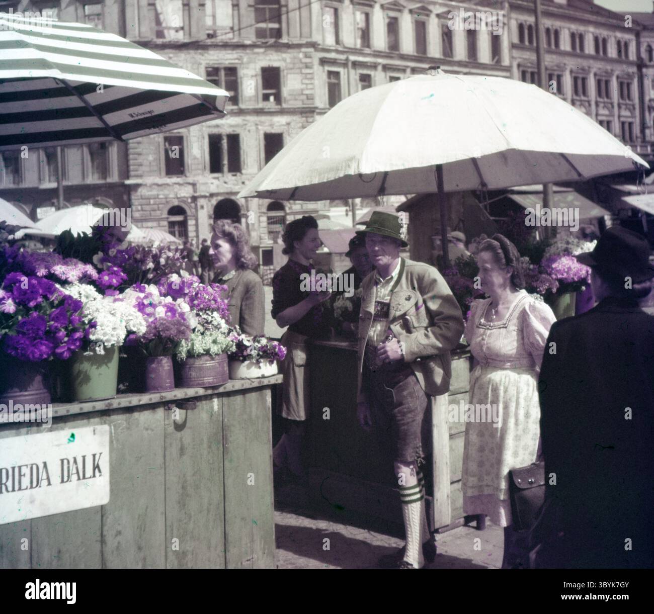 Um 1950, London, England, Vereinigtes Königreich: Piccadilly Circus ist eine Straßenkreuzung des Londoner West End in der City of Westminster. Es wurde 1819 gebaut, um die Regent Street mit Piccadilly zu verbinden. In diesem Zusammenhang ist ein Zirkus, vom lateinischen Wort „Kreis“, ein runder offener Raum an einer Straßenkreuzung. Hier versammeln sich Menschen auf einem Outdoor-Shopping-Markt. (Bild: © Keystone USA/ZUMA Press Wire). Stockfoto