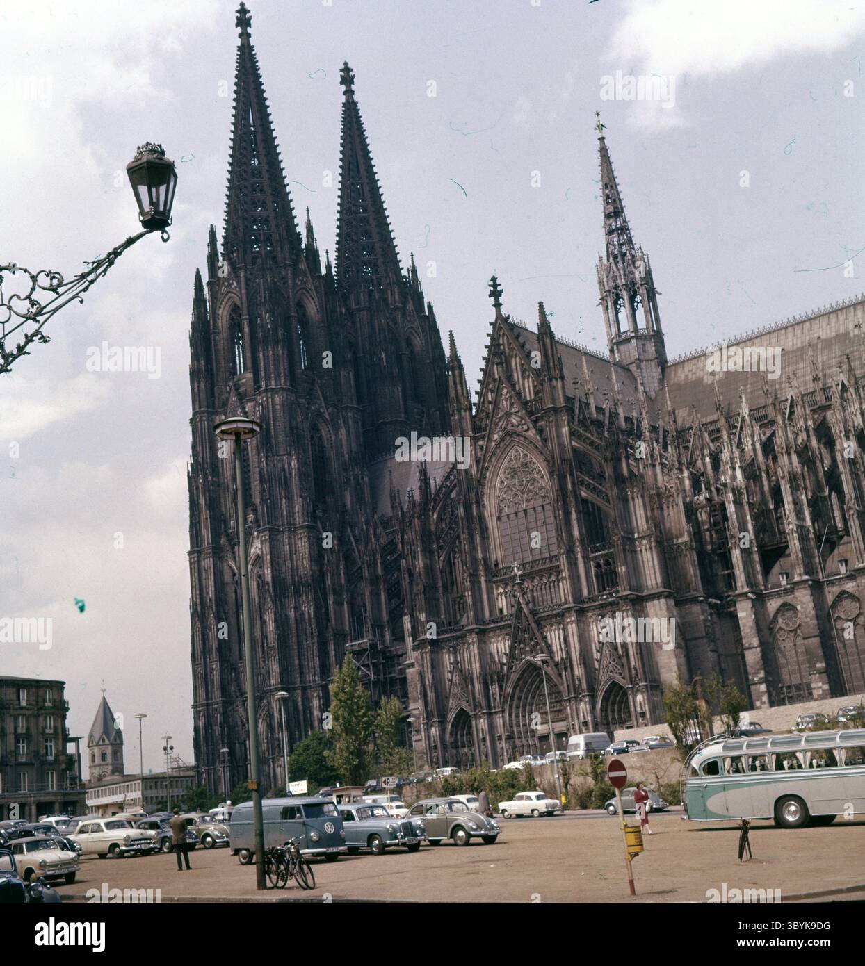 Um 1950, Köln, Deutschland: Der Bau des Kölner Doms begann 1248 und wurde 1880, 632 Jahre später, fertiggestellt. Der Kölner Dom war zwischen 1880 und 1884 das höchste Gebäude der Welt. Der Kölner Dom ist ein katholischer Dom in Köln, Nordrhein-Westfalen. Sie ist Sitz des Erzbischofs von Köln und der Verwaltung des Erzbistums Köln. Der Kölner Dom wurde zum UNESCO-Weltkulturerbe erklärt. (Foto: © Keystone USA/ZUMA Press Wire). Stockfoto