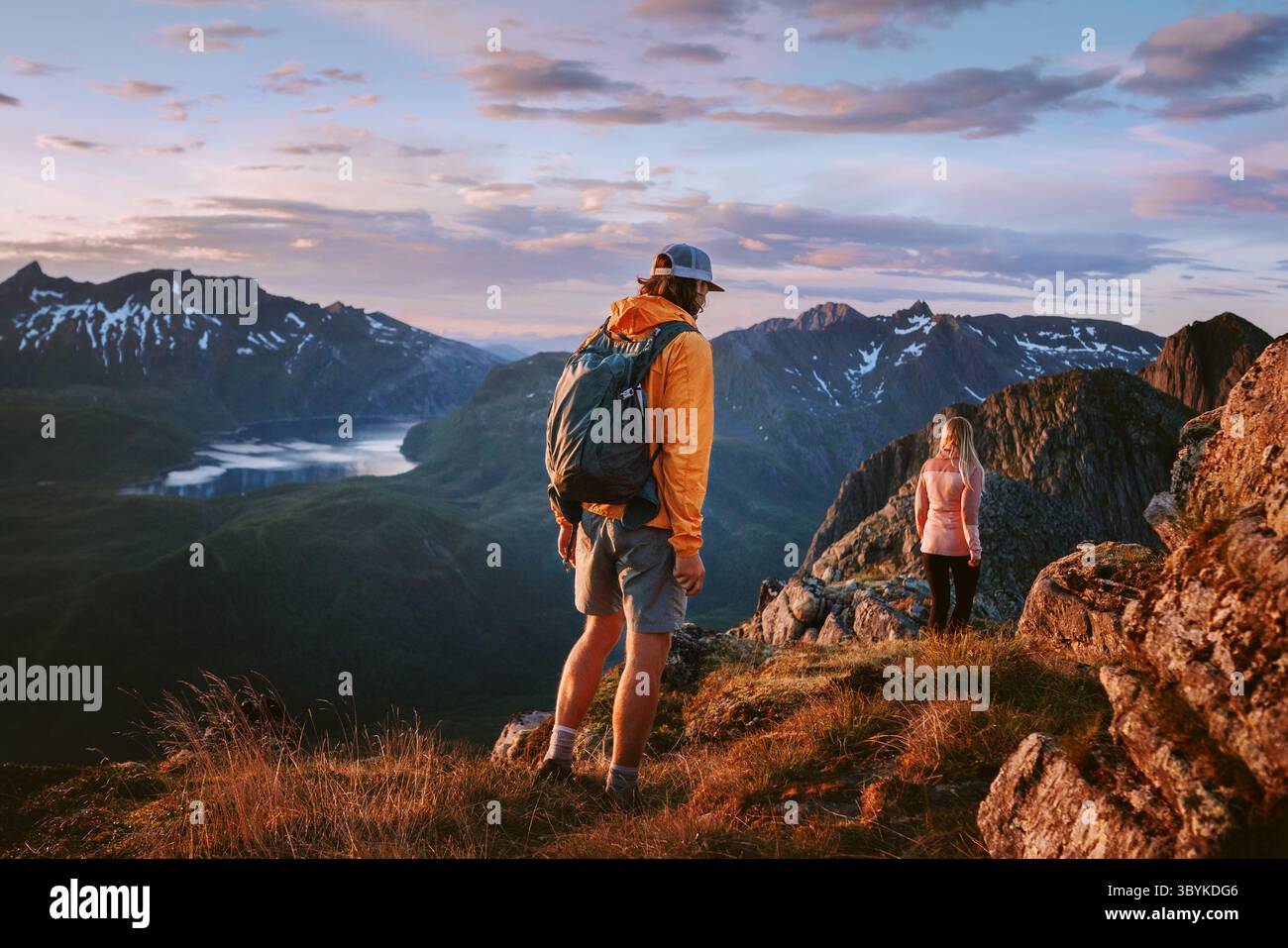 Paarfreunde Wandern in den Sonnenuntergang Bergen reisen in Norwegen, Mann und Frau Gruppenwanderung zusammen auf aktive Urlaubsreise gesunde Lebensweise Outdo Stockfoto