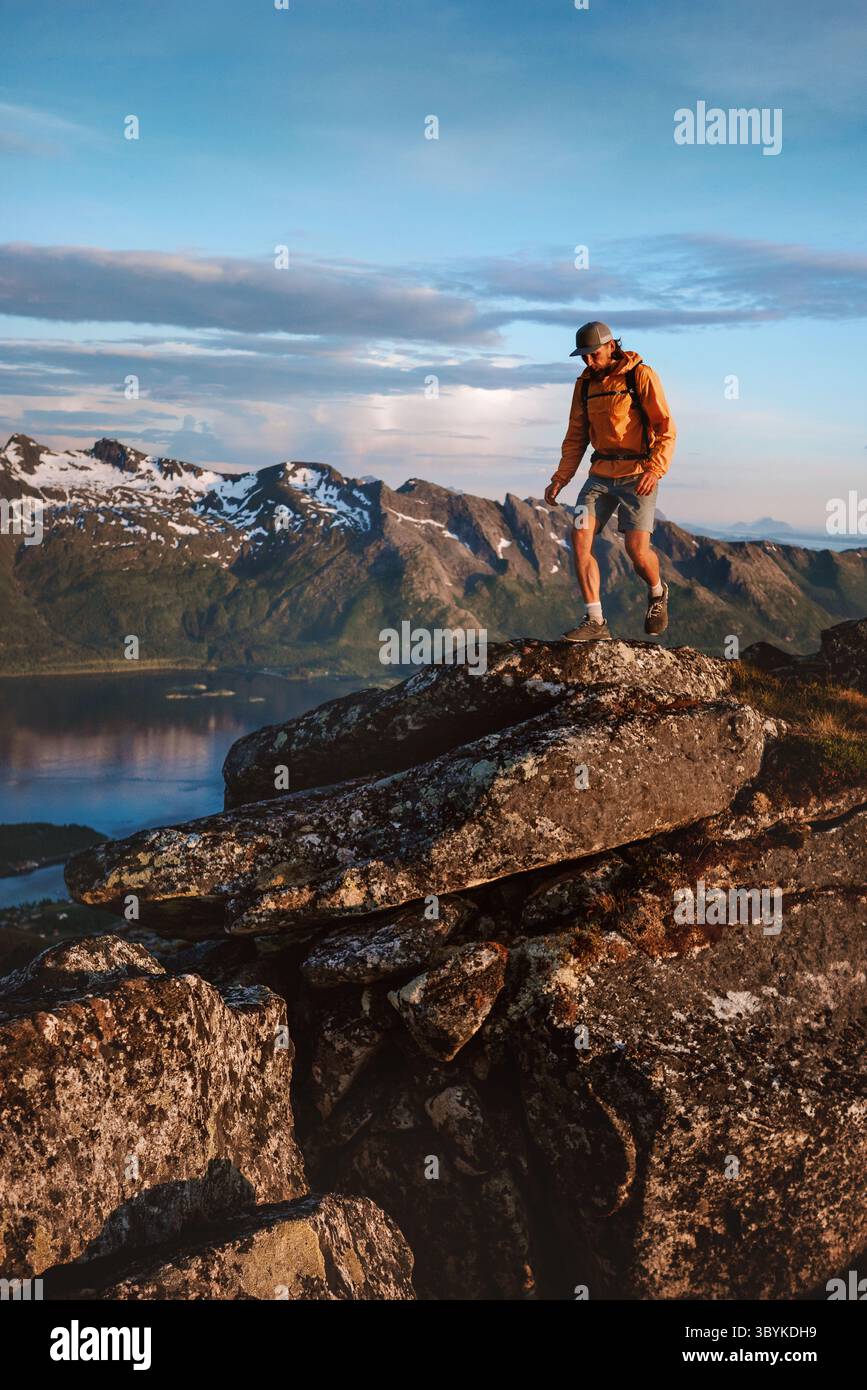 Runner man Trail Running zum Berggipfel in Norwegen extreme Reise Wandern Abenteuer Outdoor, aktive gesunde Lebensstil Urlaub Sportler Training s Stockfoto