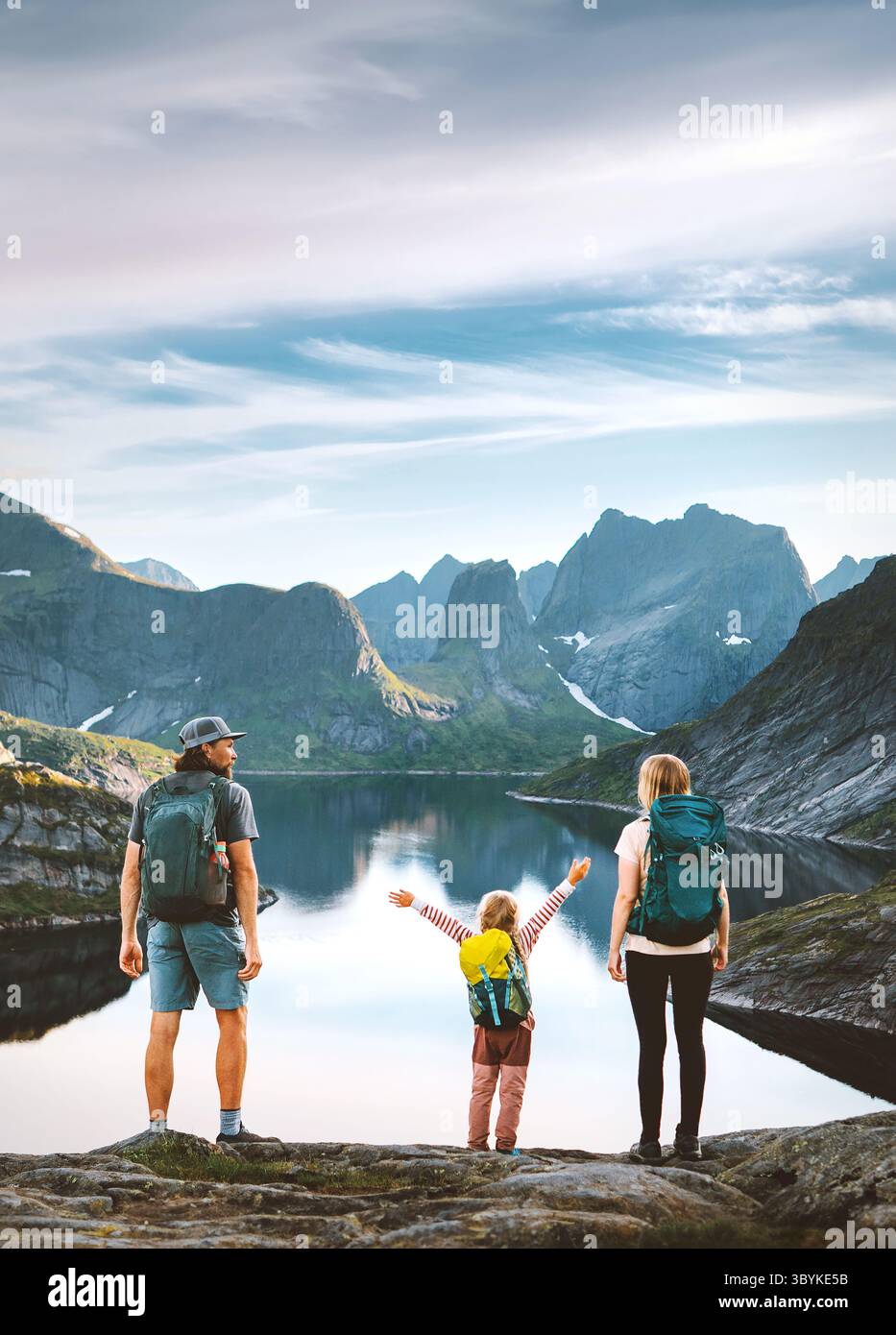 Familienurlaub in Norwegen - Eltern und Kinder wandern auf den Lofoten Inseln erkunden Bergpfade, Vater Mutter und Kind auf aktiven Sommertouren Stockfoto