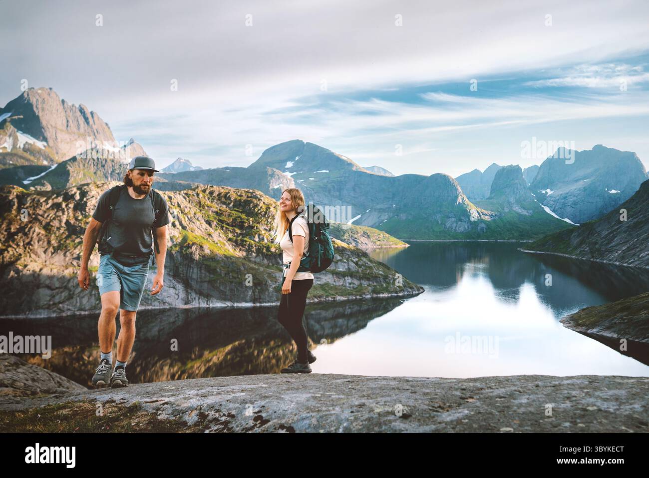 Paare Mann und Frau Wandern in Norwegen Reise Lifestyle Freund und Freundin auf den Lofoten Inseln, Freunde auf aktiven Sommer Camping Urlaub Urlaub out Stockfoto
