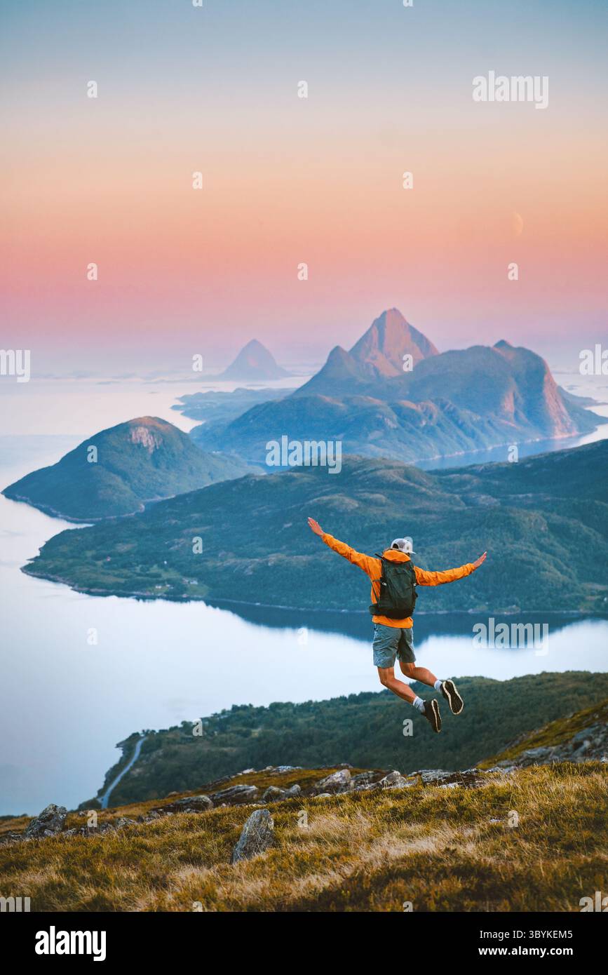 Mann Jumping genießen Berge Ansicht Reise allein in Norwegen aktive Abenteuer Urlaub, Touristen Backpacker Wandern gesunde Lebensstil Freiheit Erwachen Co Stockfoto