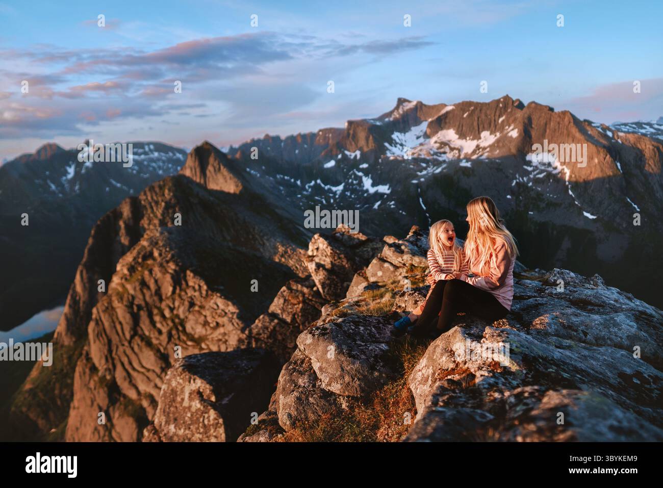 Familie Mutter und Tochter klettern gemeinsam Berge in Norwegen Sommerurlaub, Mutter und Kind sind die Top Outdoor Wandertour Reise Lifestyle Eltern Stockfoto