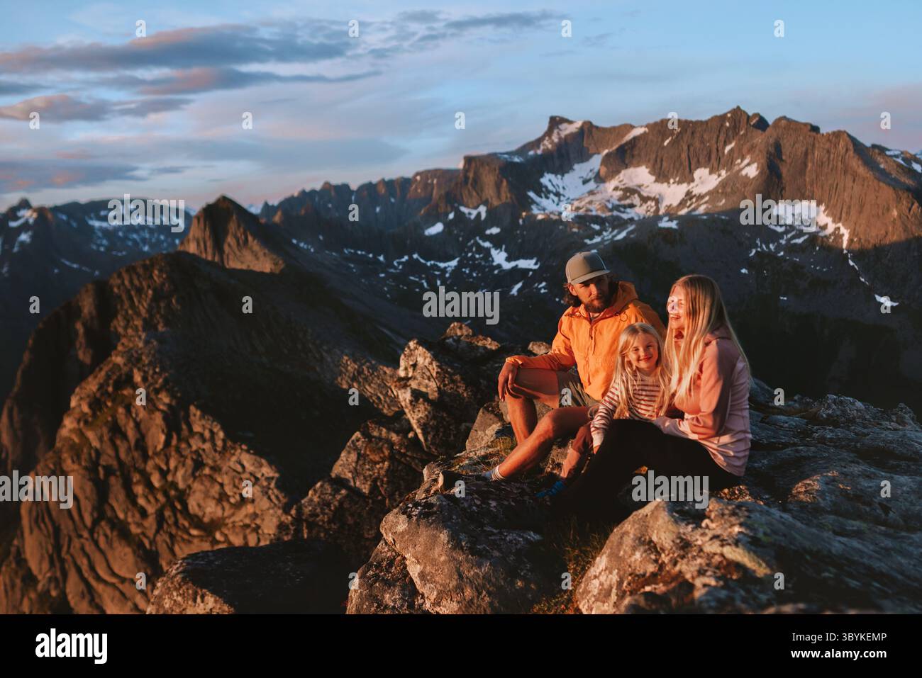 Familiencamping in den Bergen - Mutter, Vater und Kind gemeinsam Bergsteigen in Norwegen Sommerwanderurlaub, Eltern mit Kind genießen die Aussicht Stockfoto
