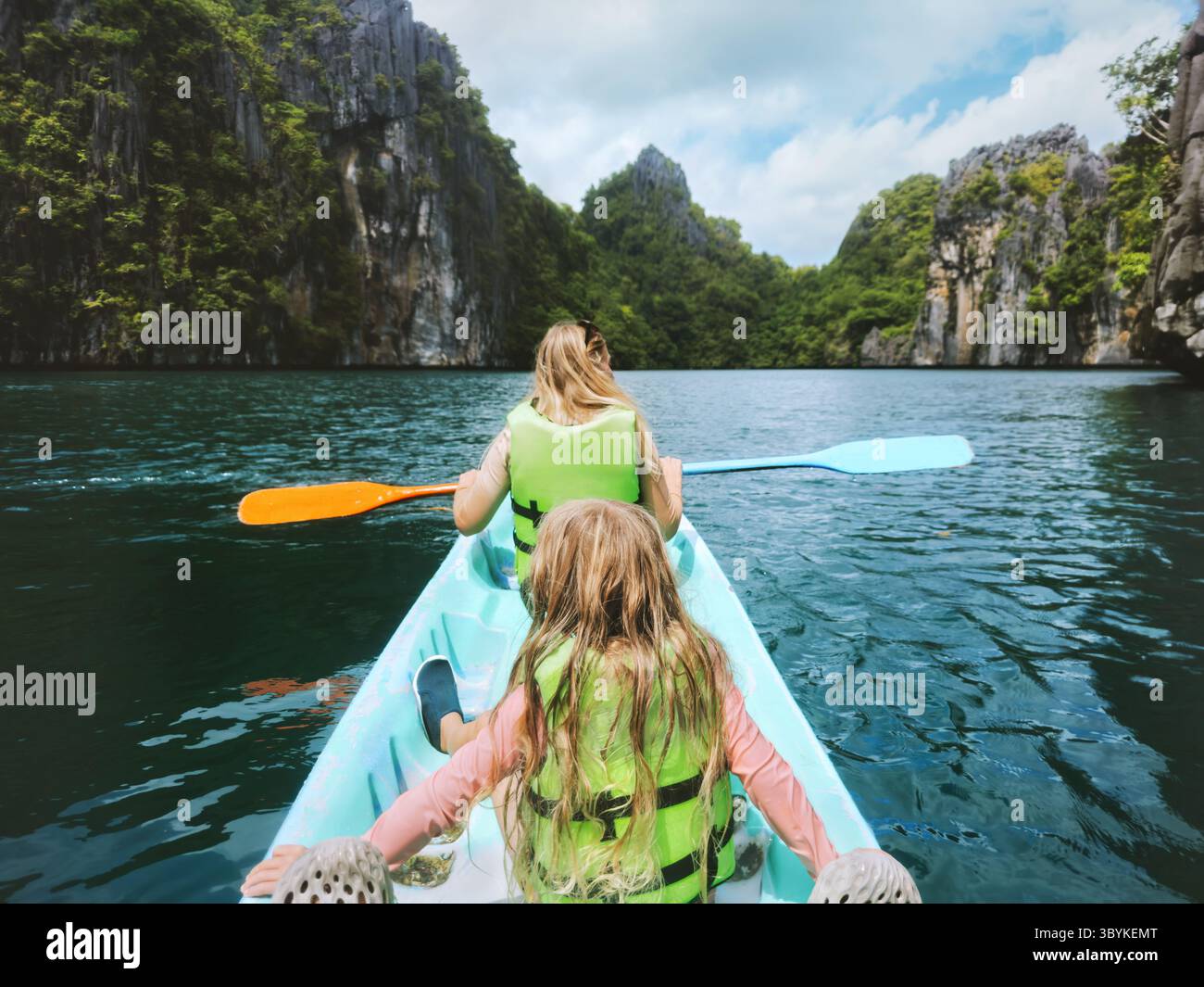 Kajaktour auf den Philippinen - Familie Mutter und Kind reisen zusammen Sommerferien in Asien, Abenteuer mit aktivem Lebensstil Eltern Mutter und dau Stockfoto