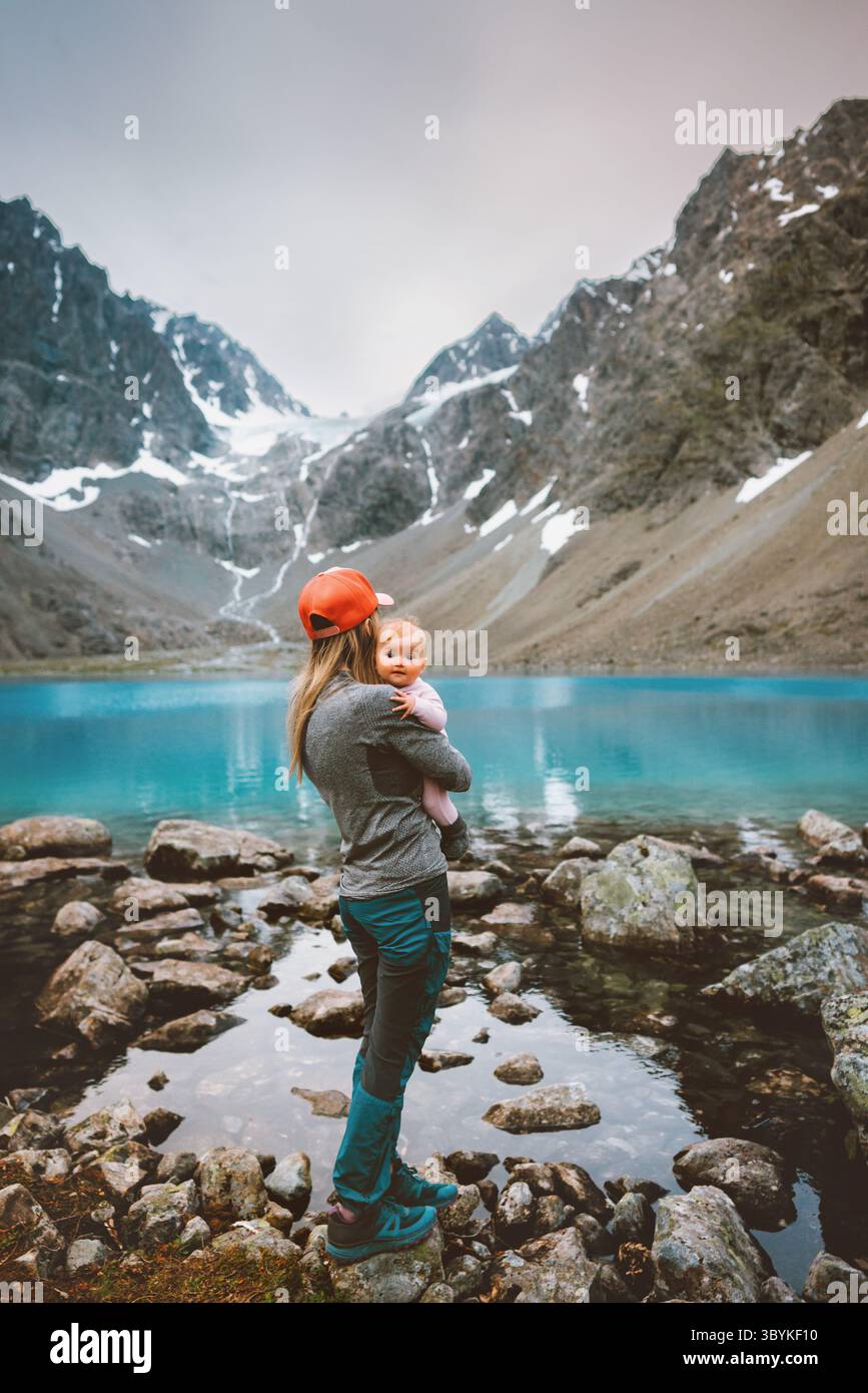 Mutter mit Baby Familie reist in Norwegen Mutter und Kind wandern gemeinsam in den Bergen im Freien, Frau mit Kind spazieren am See Sommer campi Stockfoto